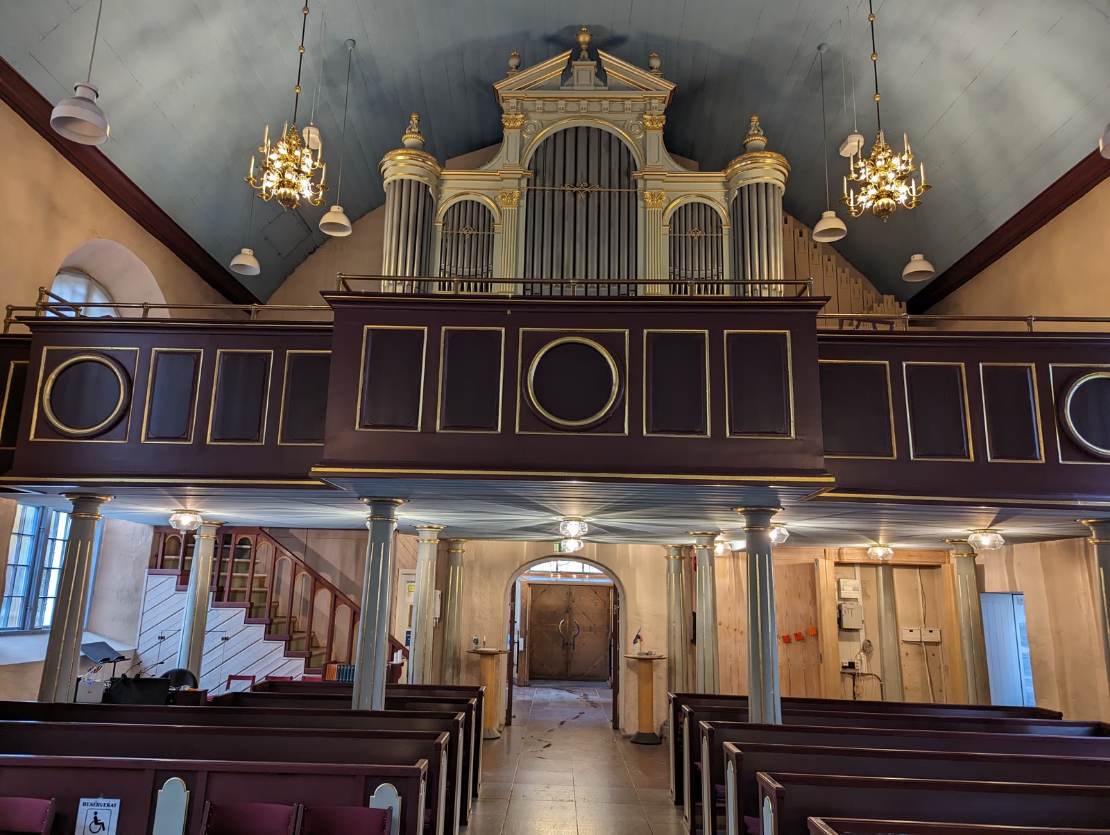 Christinae kyrka i Alingsås, kyrka med torn mot höstsky.