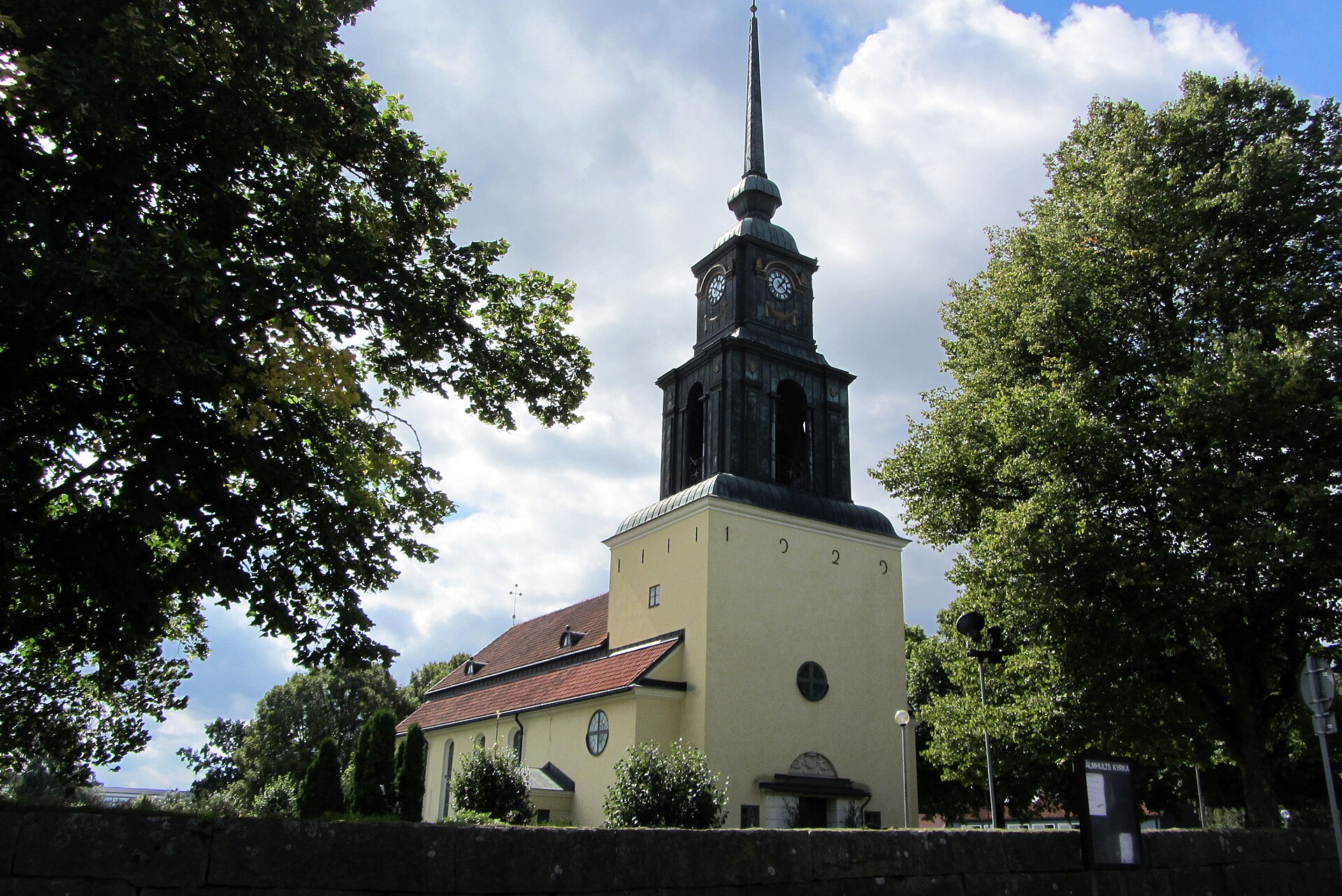 Älmhults kyrka, tegelkyrka med torn en vinterdag.