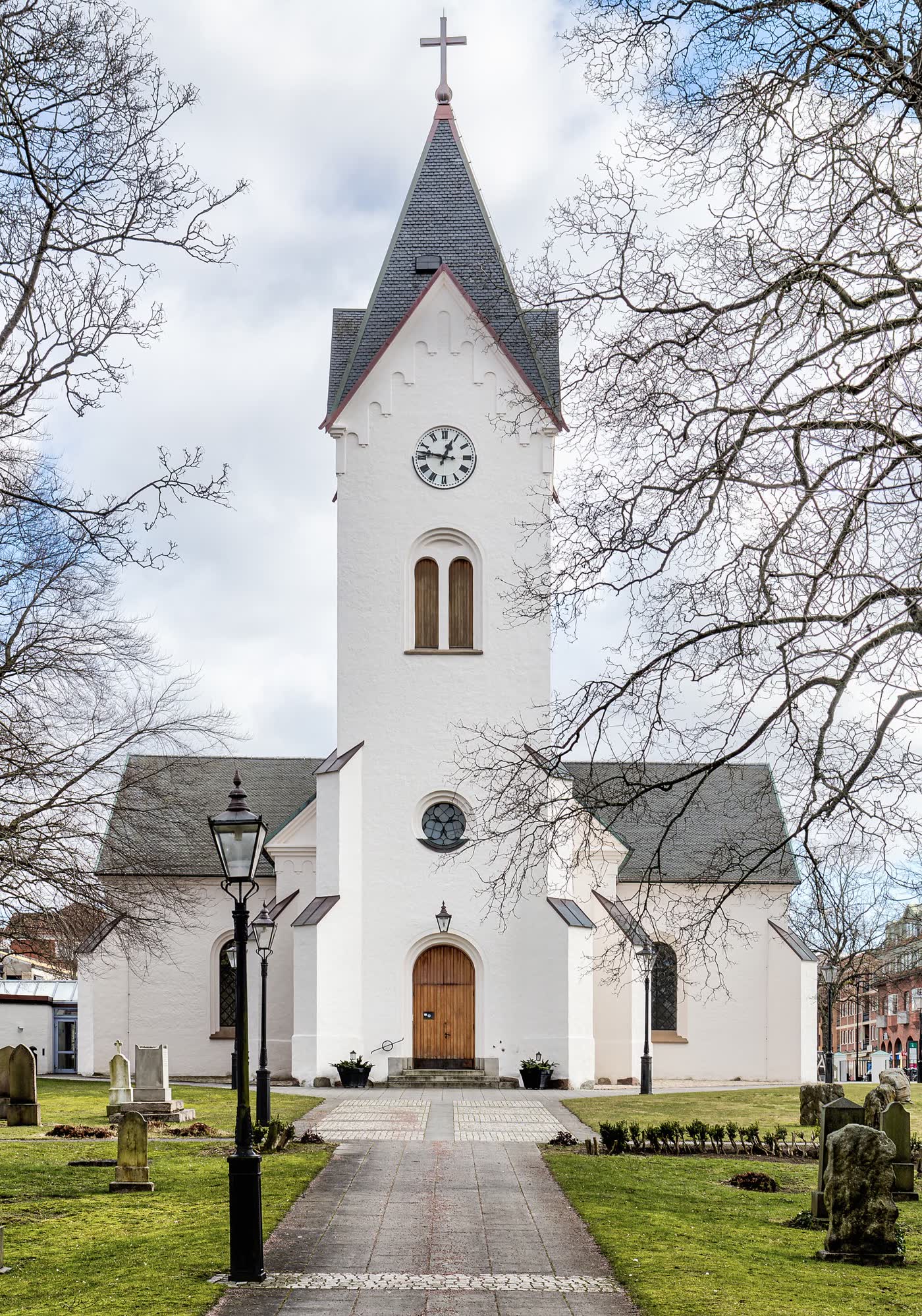 Ängelholms kyrka, tegelkyrka med torn en vinterdag.