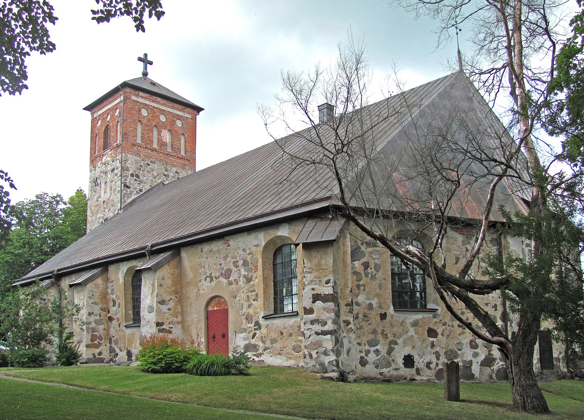 Sankt Nicolai kyrka i Arboga, stenkyrka med torn.