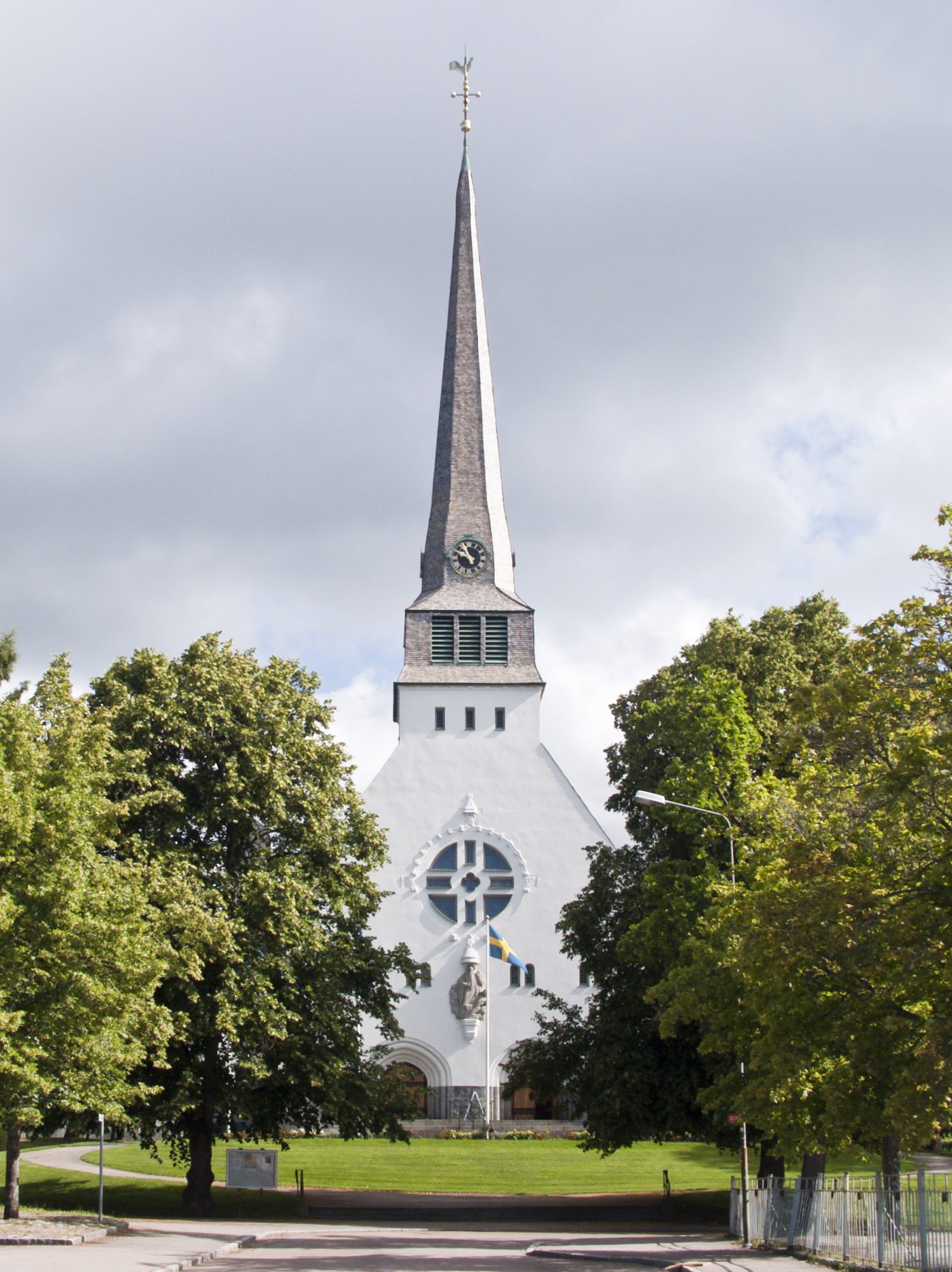Trefaldighetskyrkan i Arvika, kyrka med torn.