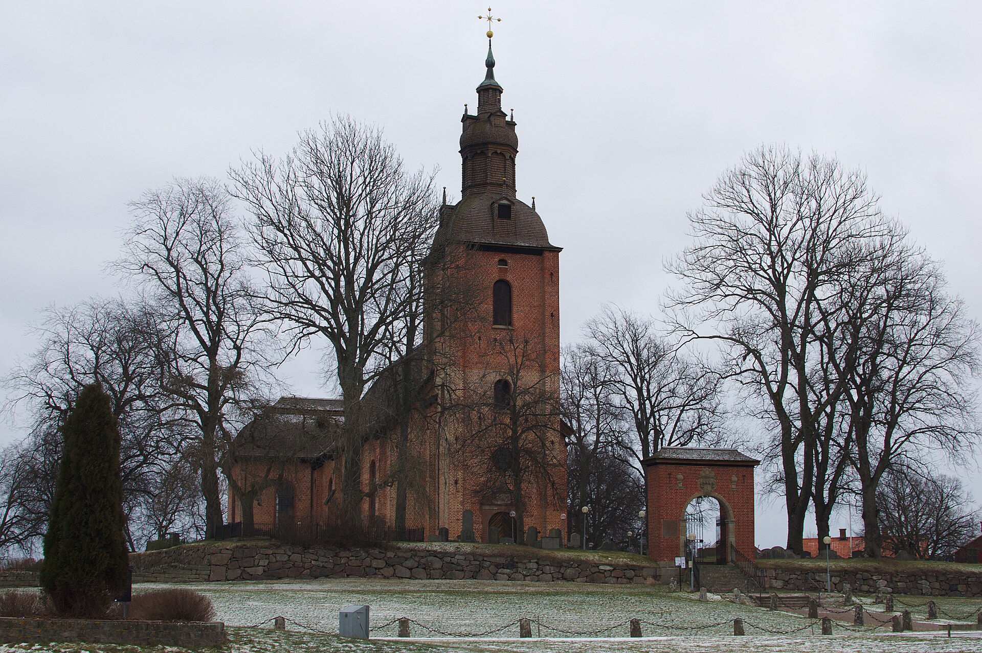 Askersunds landskyrka, träkyrka med torn mot sommarhimmel.