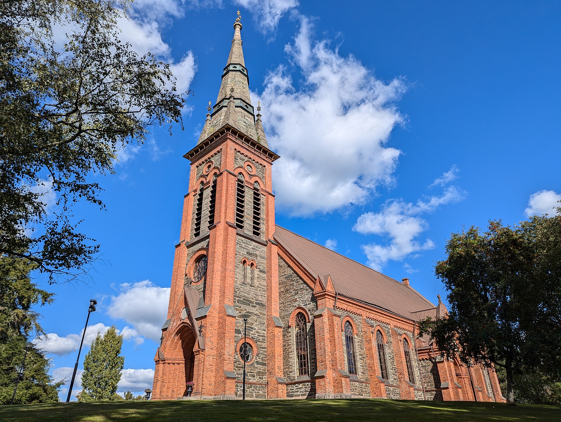 Åtvids nya kyrka i Åtvidaberg, stenkyrka med torn.