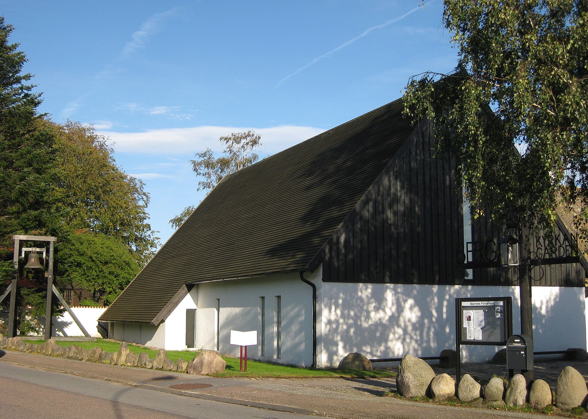 Bergakyrkan i Bjärred, modern kyrka i tegel och trä.
