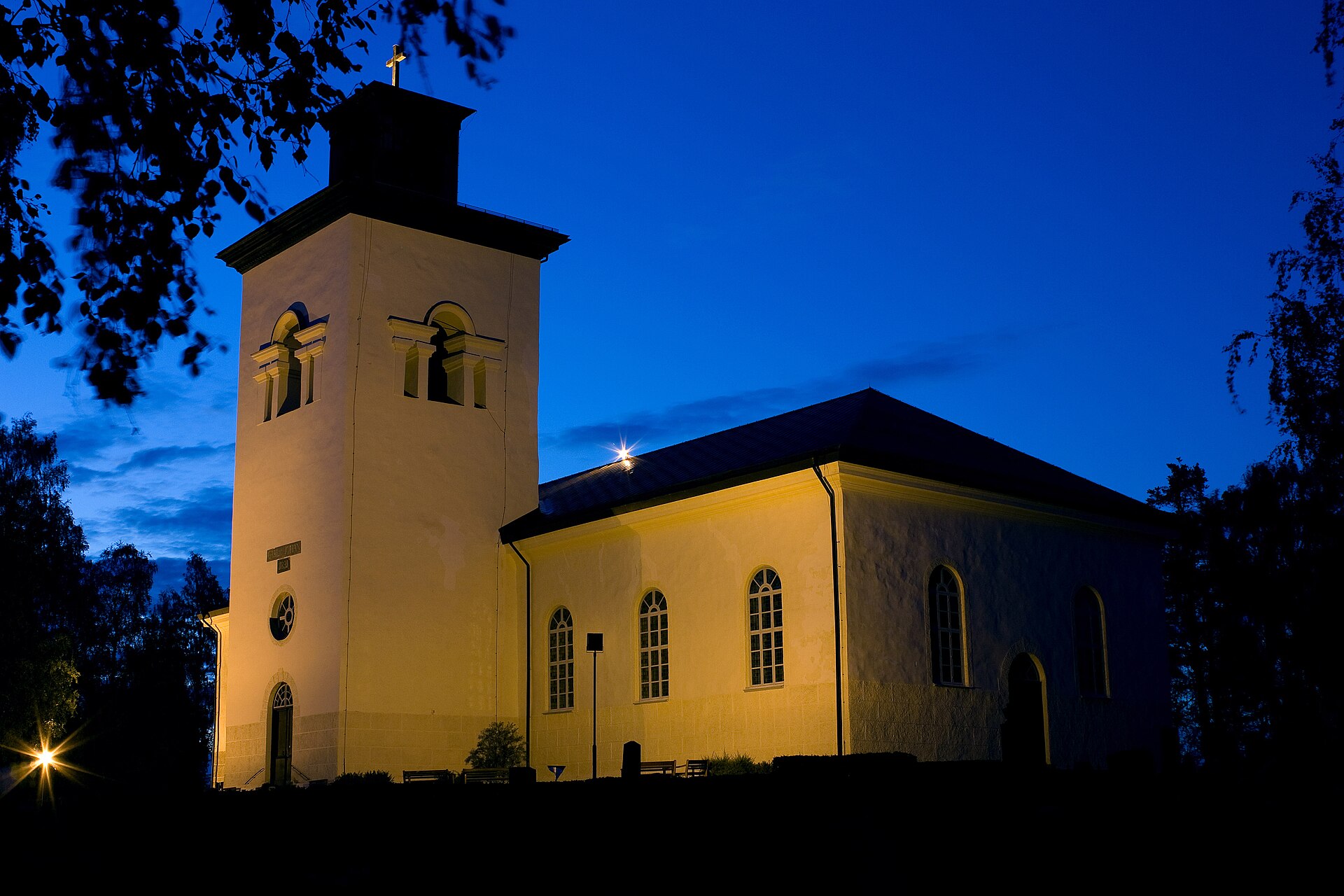 Överluleå kyrka i Boden, kyrka med torn mot himlen.