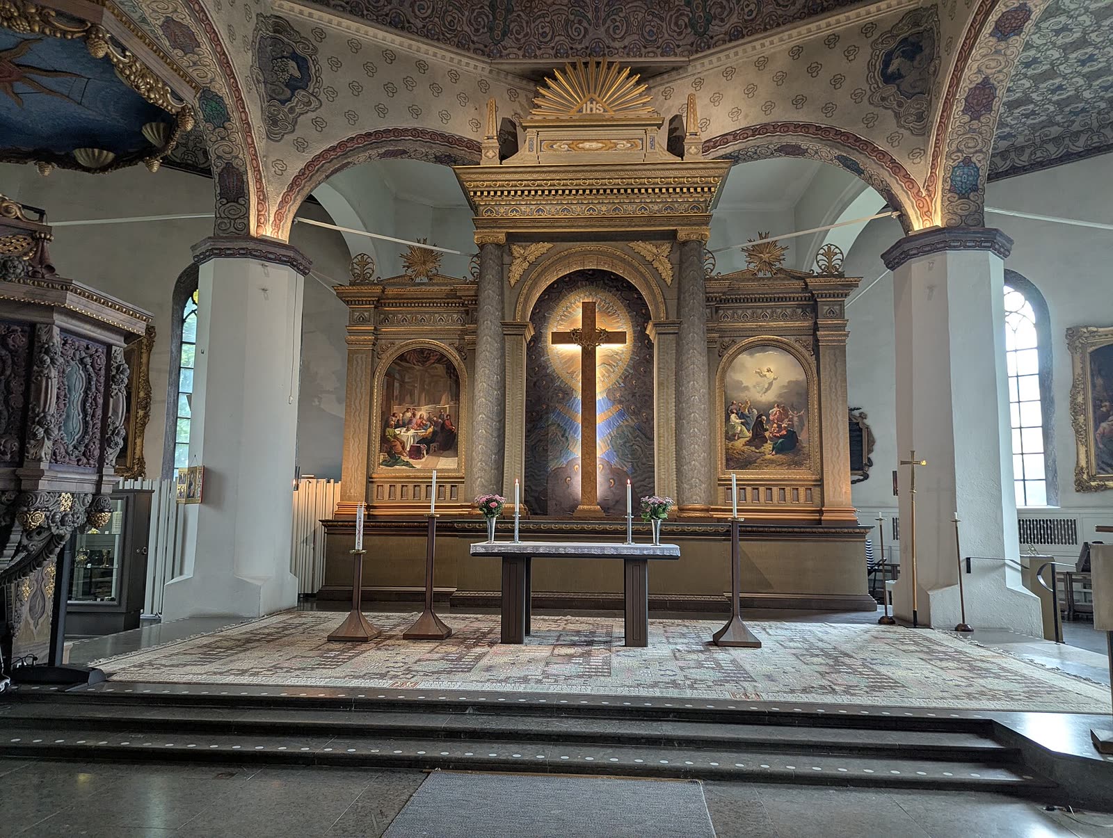 Interiör i Caroli kyrka i Borås, valv och bänkar mot koret.
