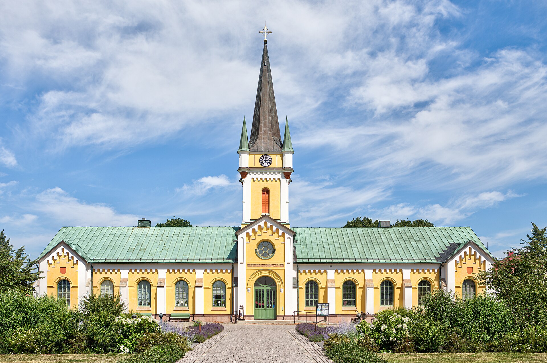 Borgholms kyrka på Öland, tegelkyrka med torn.