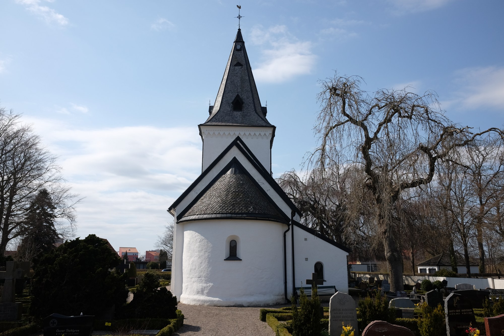 Brågarps kyrka i Staffanstorp, stenkyrka med torn.