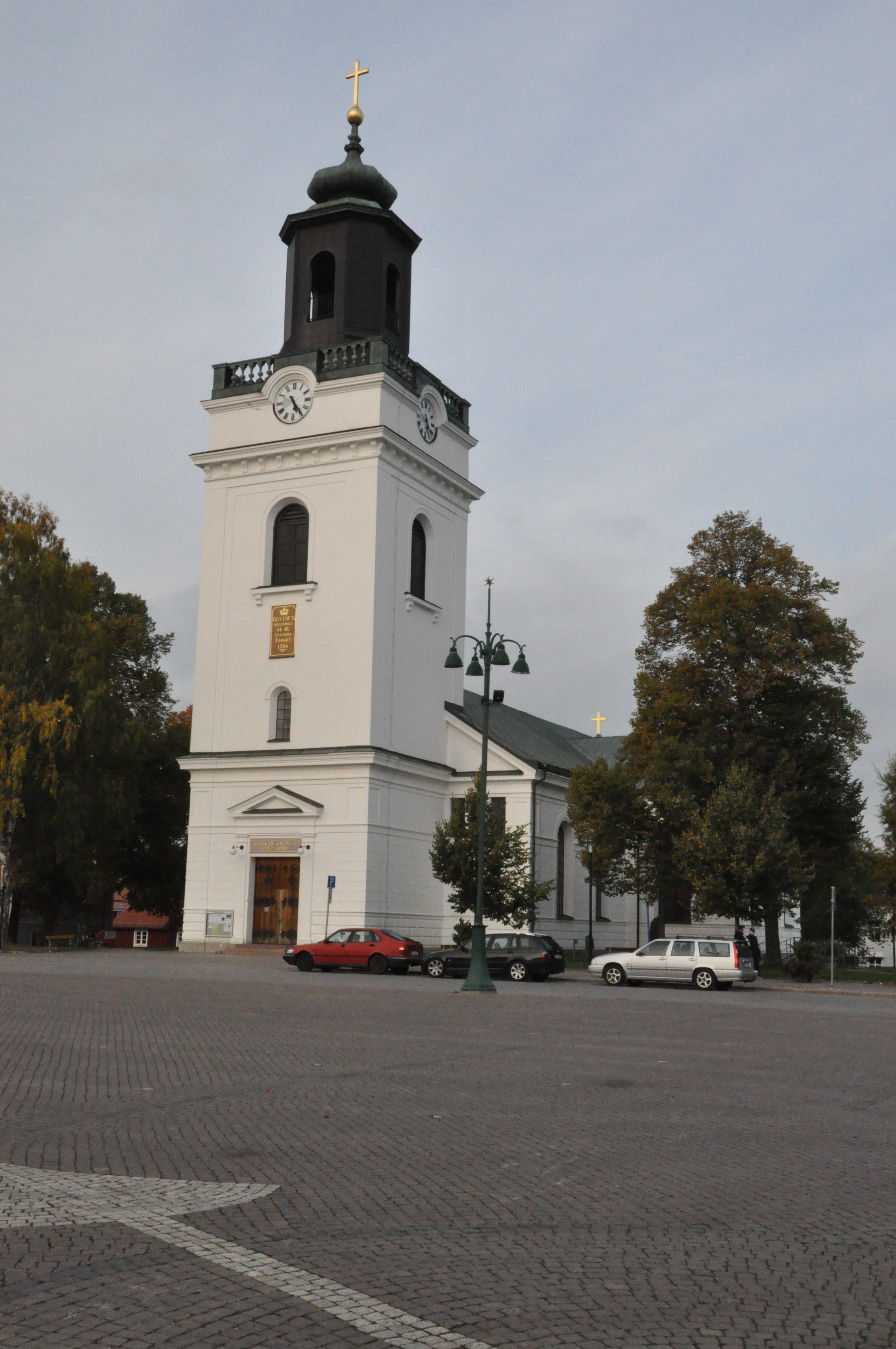 Eksjö kyrka, stenkyrka med torn mot himlen.