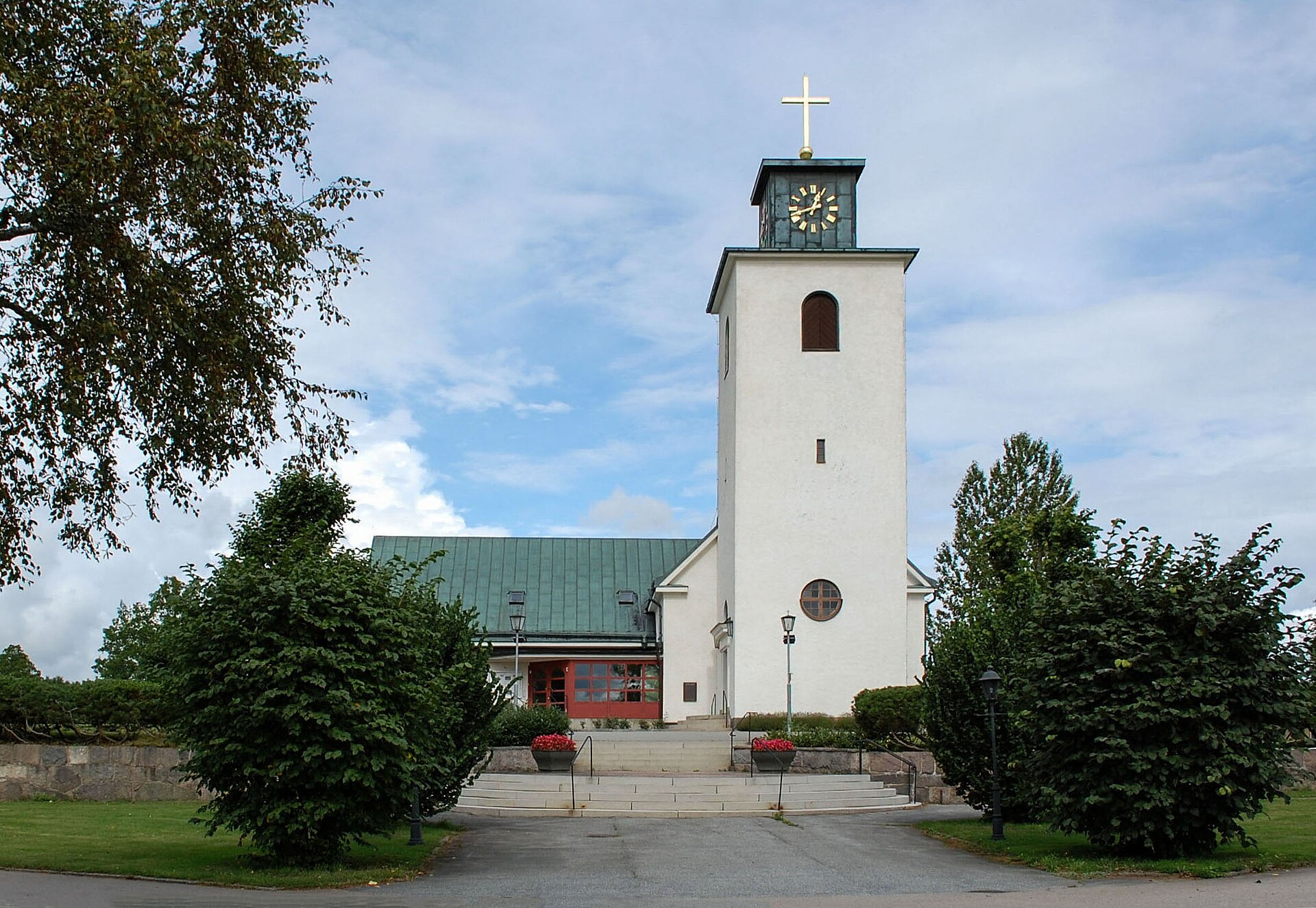 Emmaboda kyrka, vit kyrka med torn.