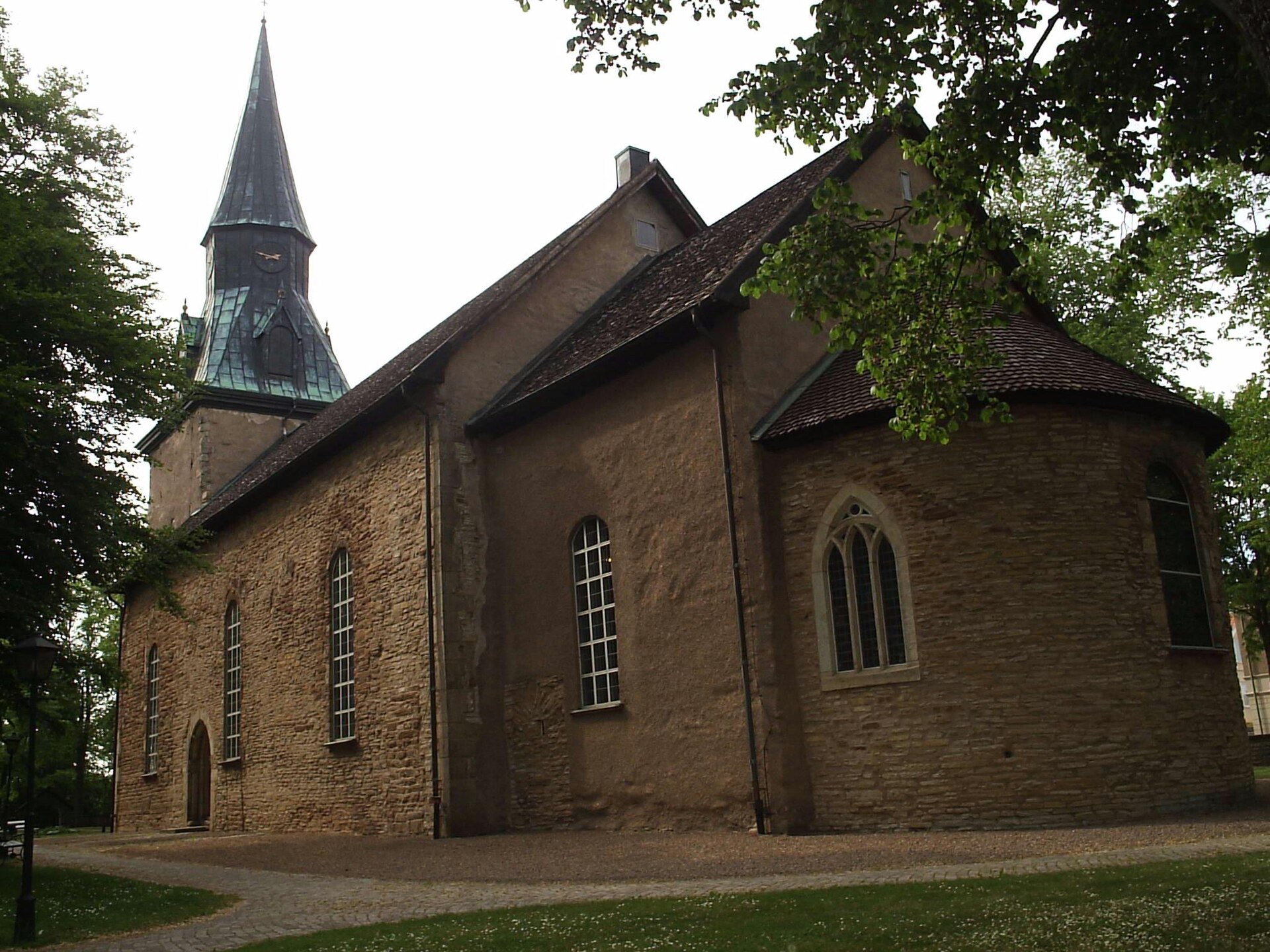 Sankt Olofs kyrka i Falköping, stenkyrka med torn.