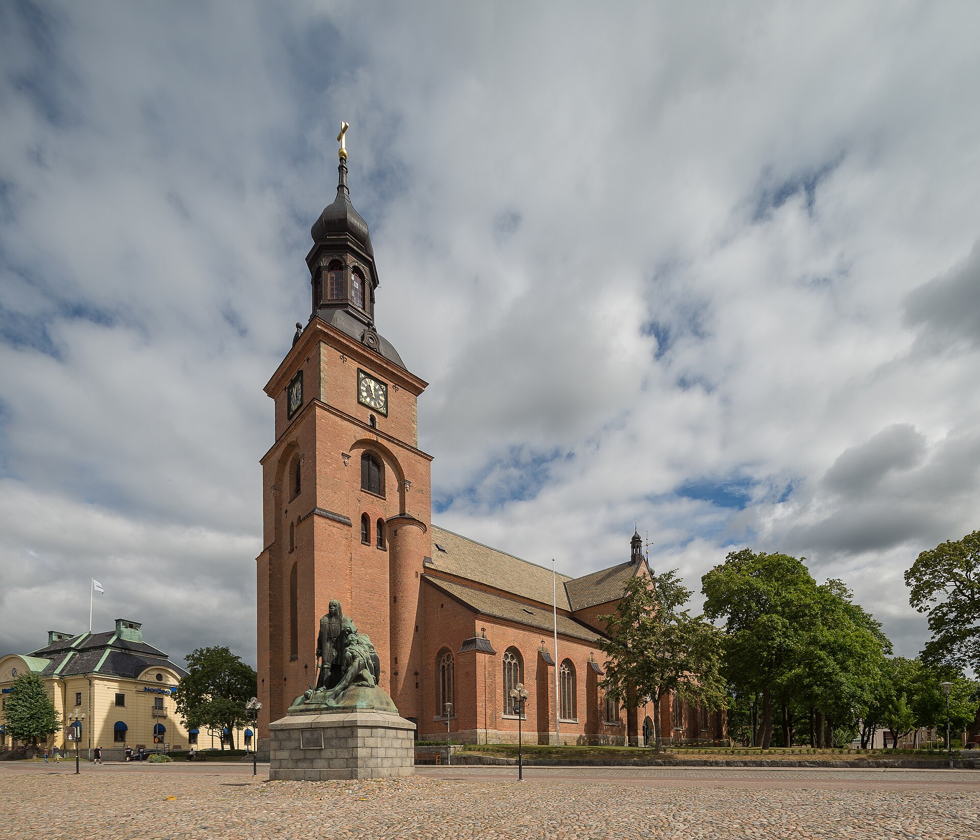 Kristine kyrka i Falun, tegelkyrka med torn mot himlen.