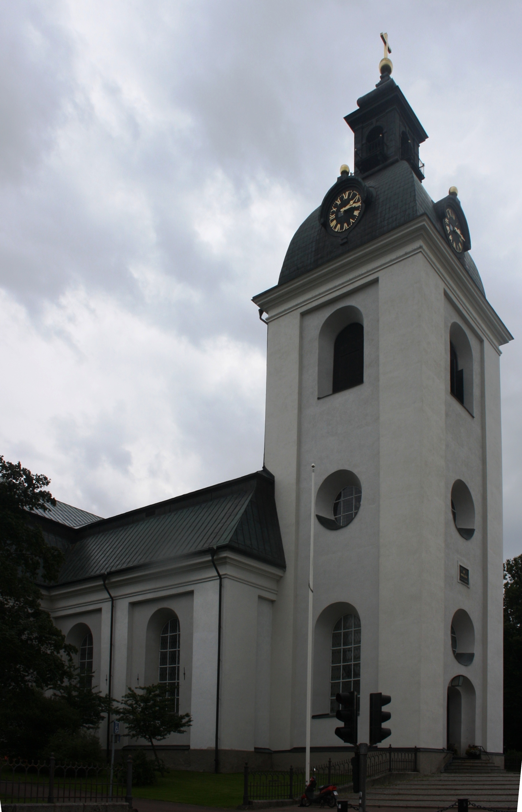 Filipstads kyrka, kyrka med torn mot himlen.