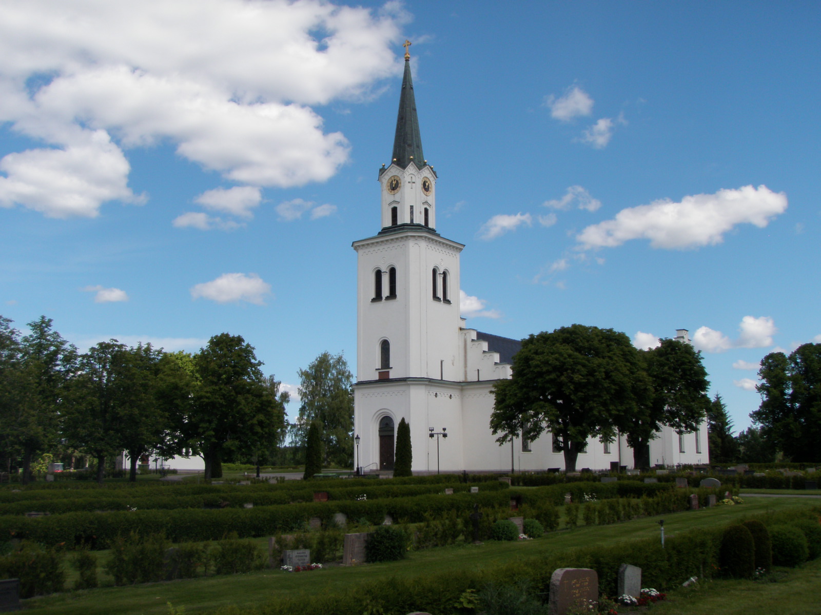 Risinge nya kyrka i Finspång, kyrka med torn.