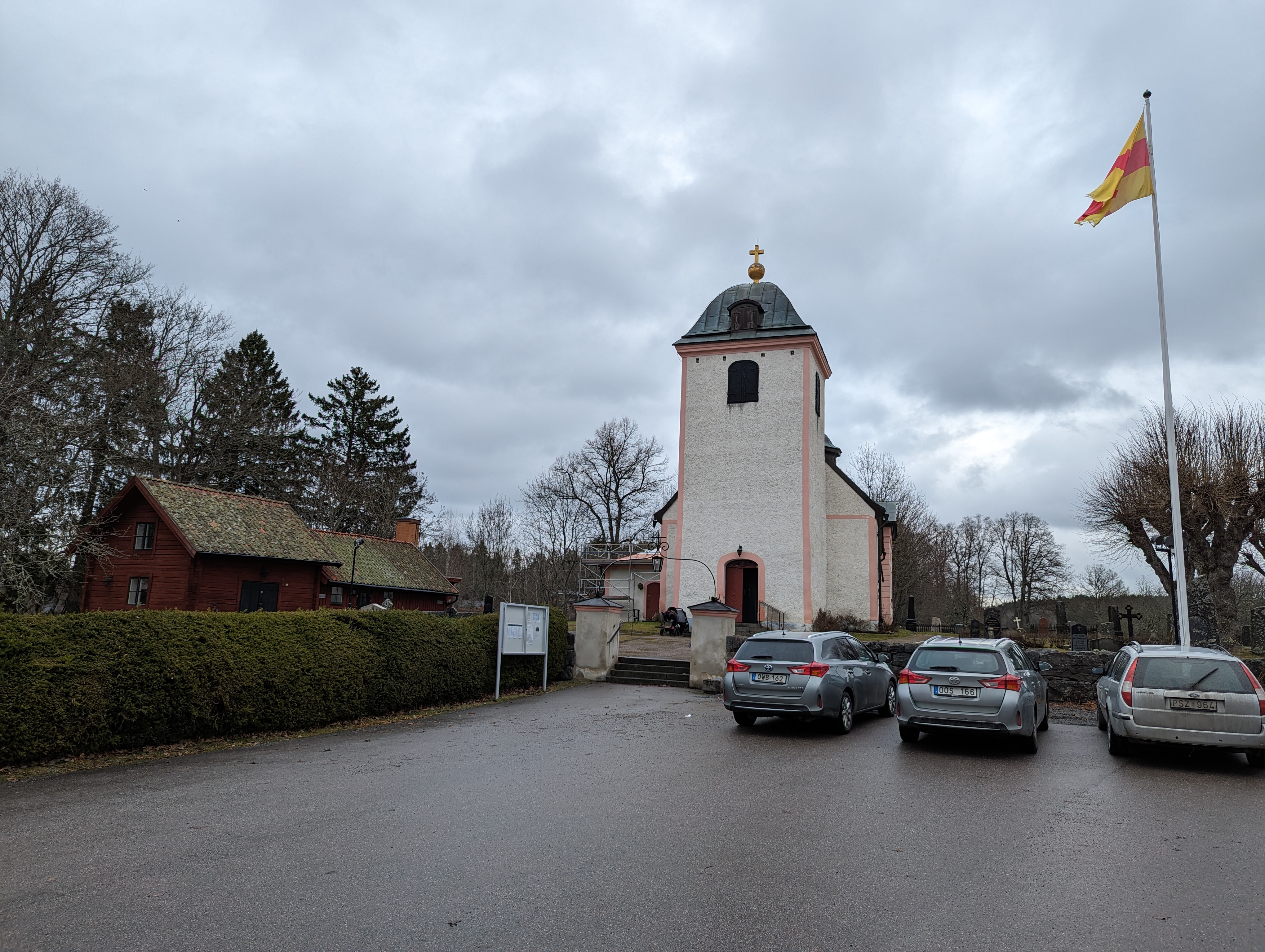 Flens kyrka, stenkyrka med torn mot himlen.