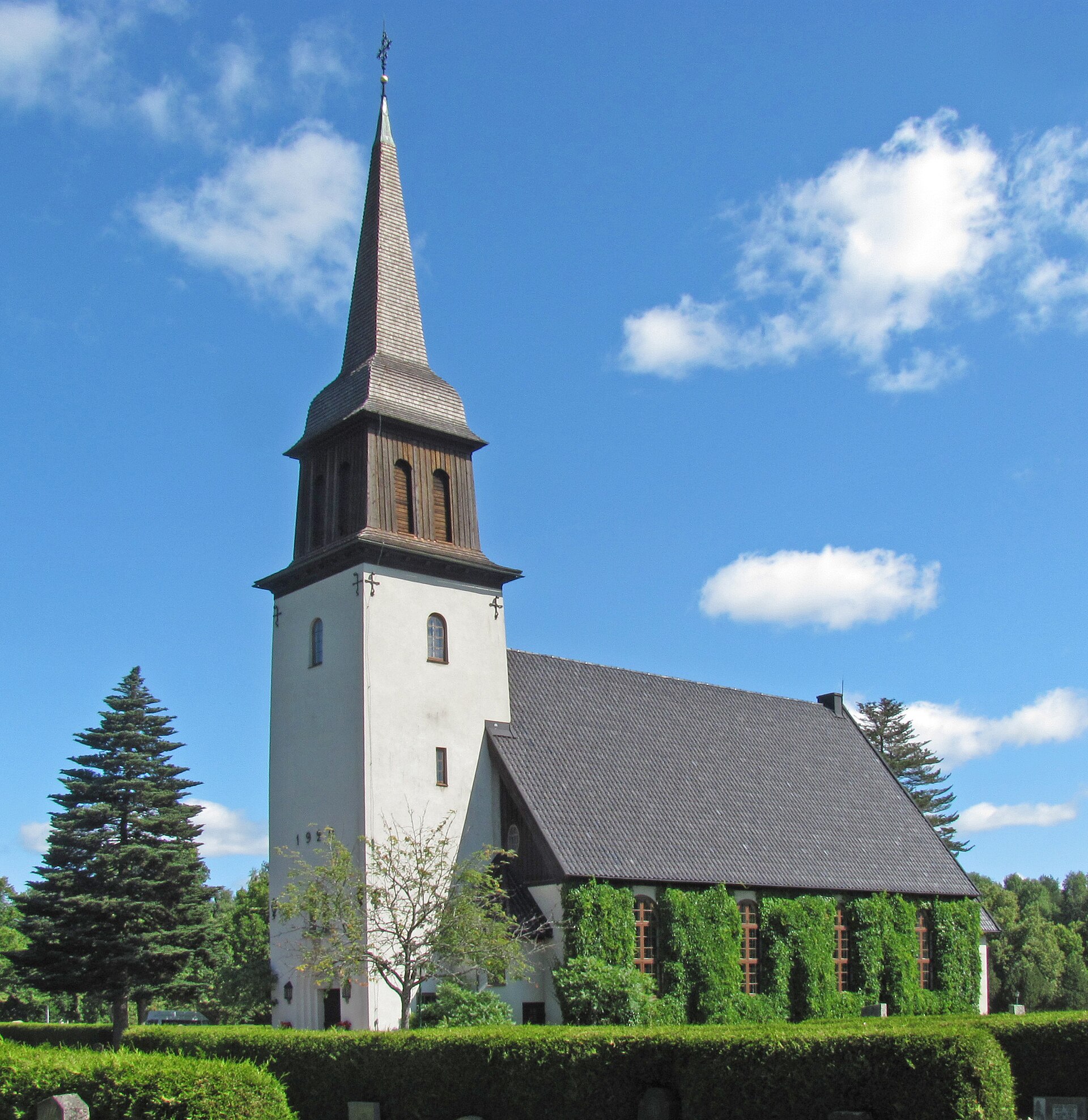 Forshaga kyrka, stenkyrka med torn.