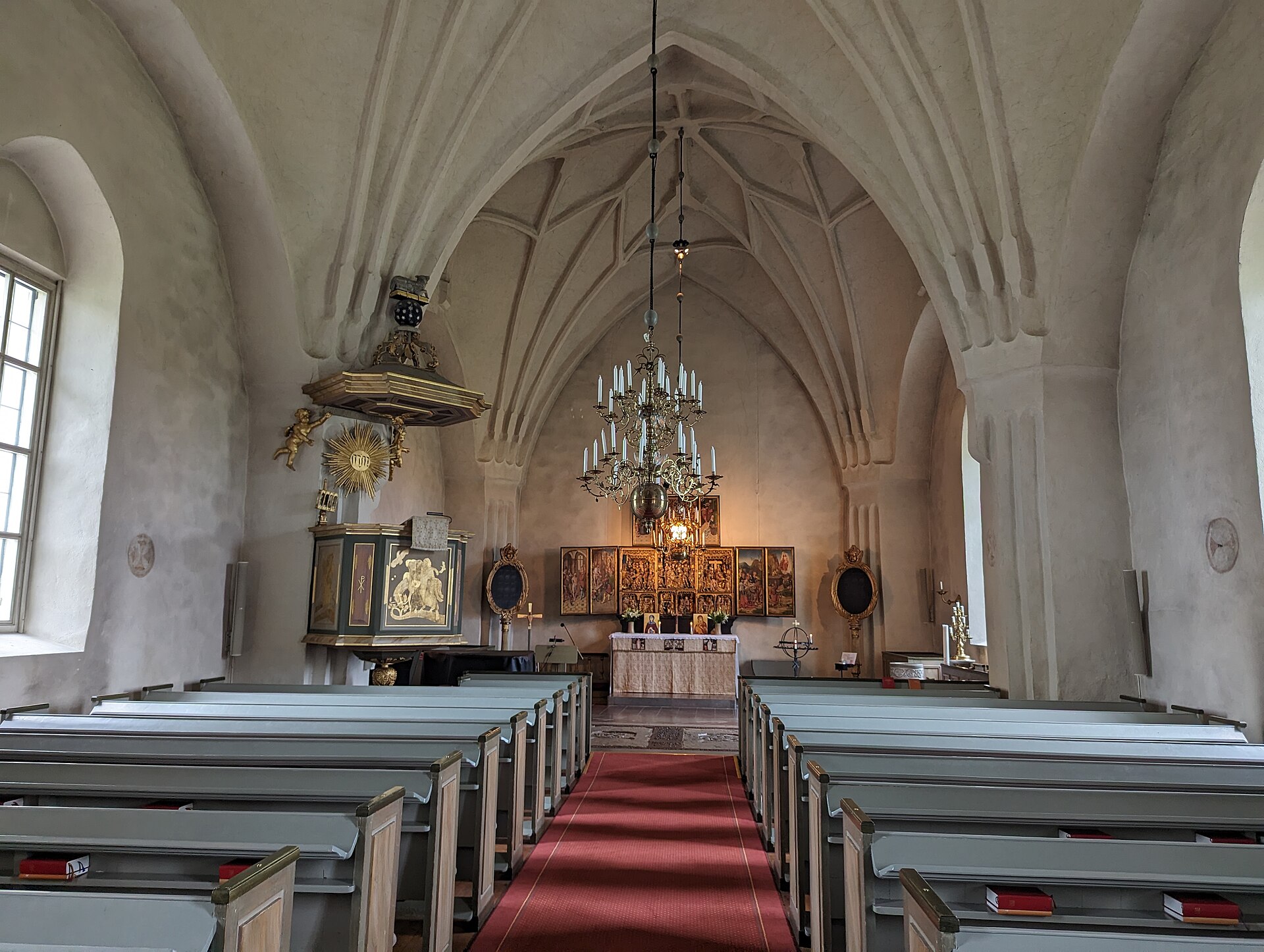 Frustuna kyrka i Gnesta, tegelkyrka med torn.