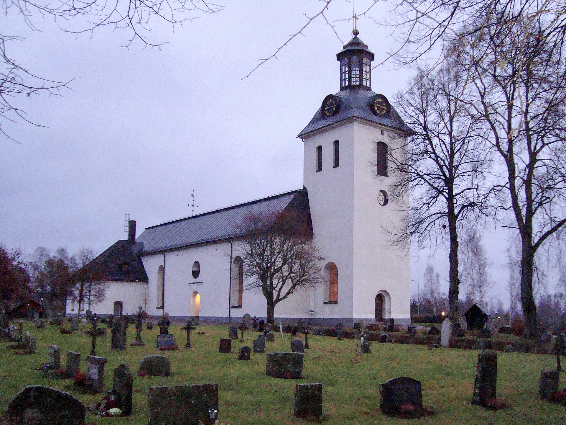 Gagnefs kyrka, stenkyrka med torn.