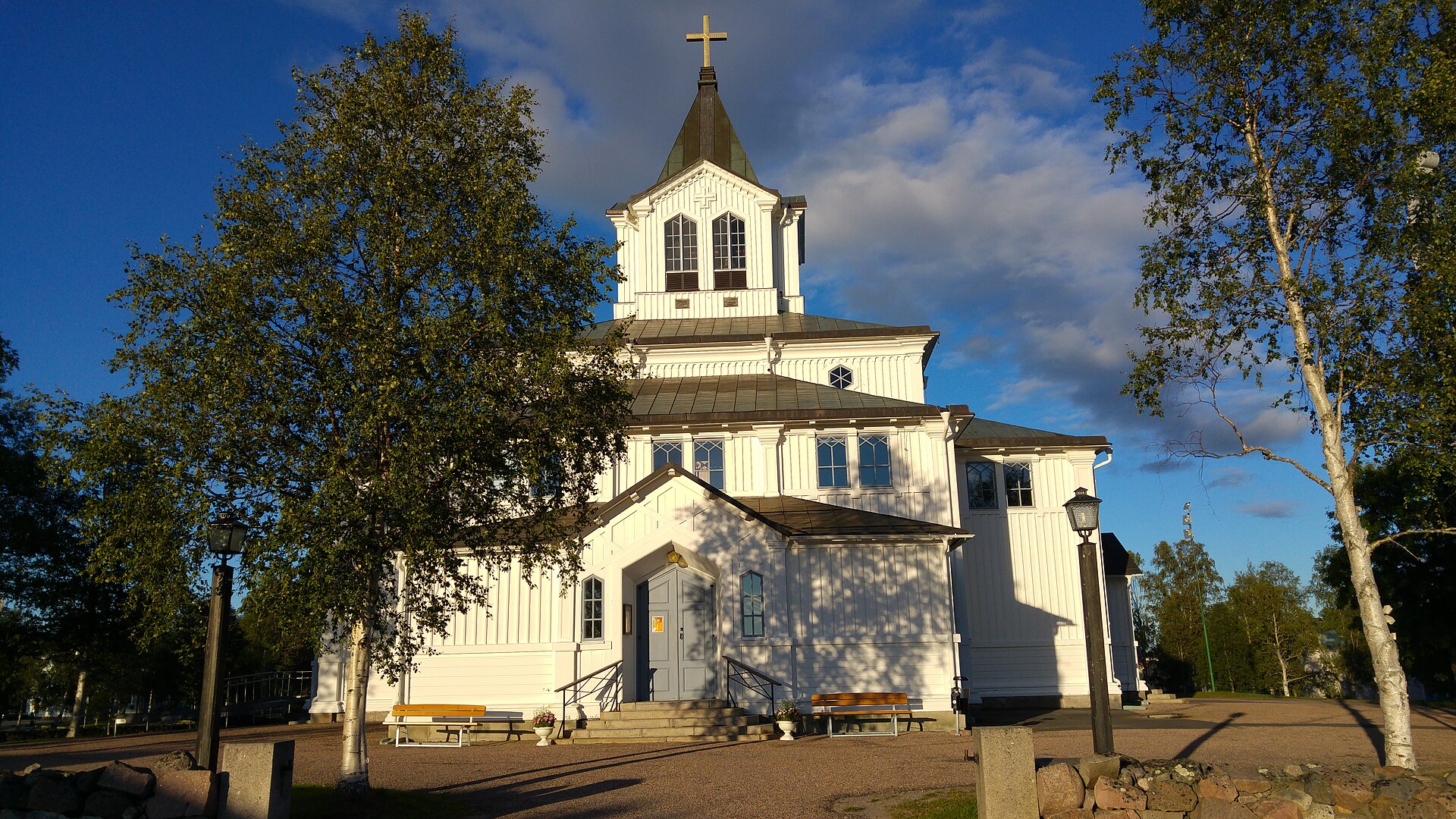 Gällivare kyrka, träkyrka mot fjällhimlen.