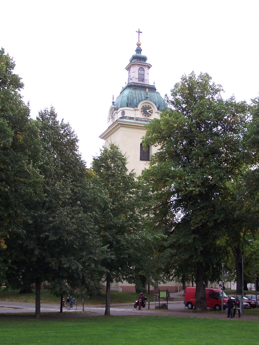 Heliga Trefaldighets kyrka i Gävle, tegelkyrka med torn.