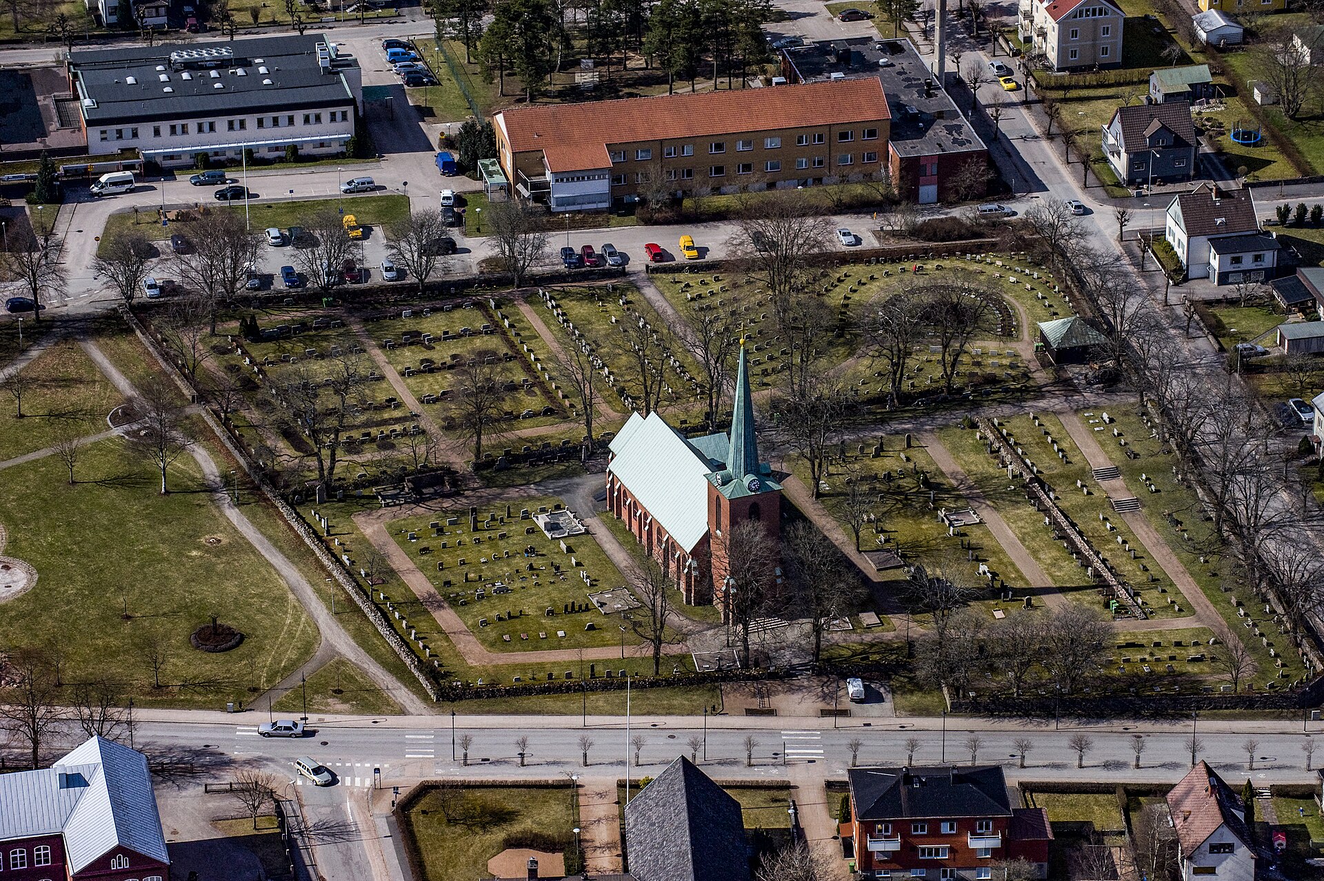 Gislaveds kyrka, stenkyrka med torn mot sommarhimmel.