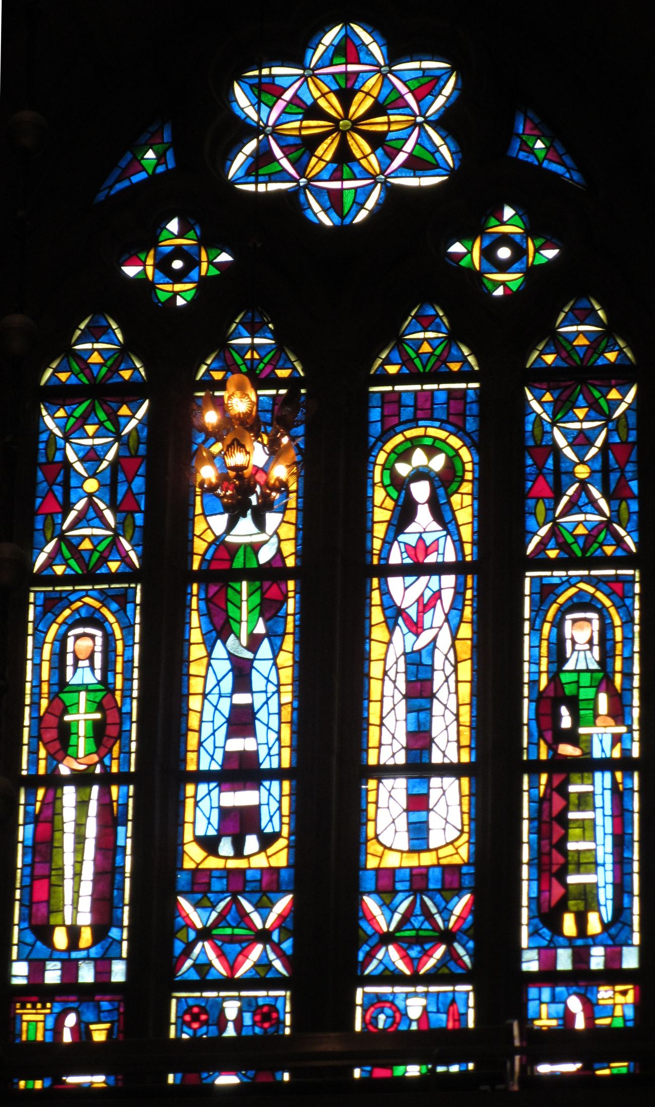 Färgat glasfönster, Mariafönstret, i Skara domkyrka.