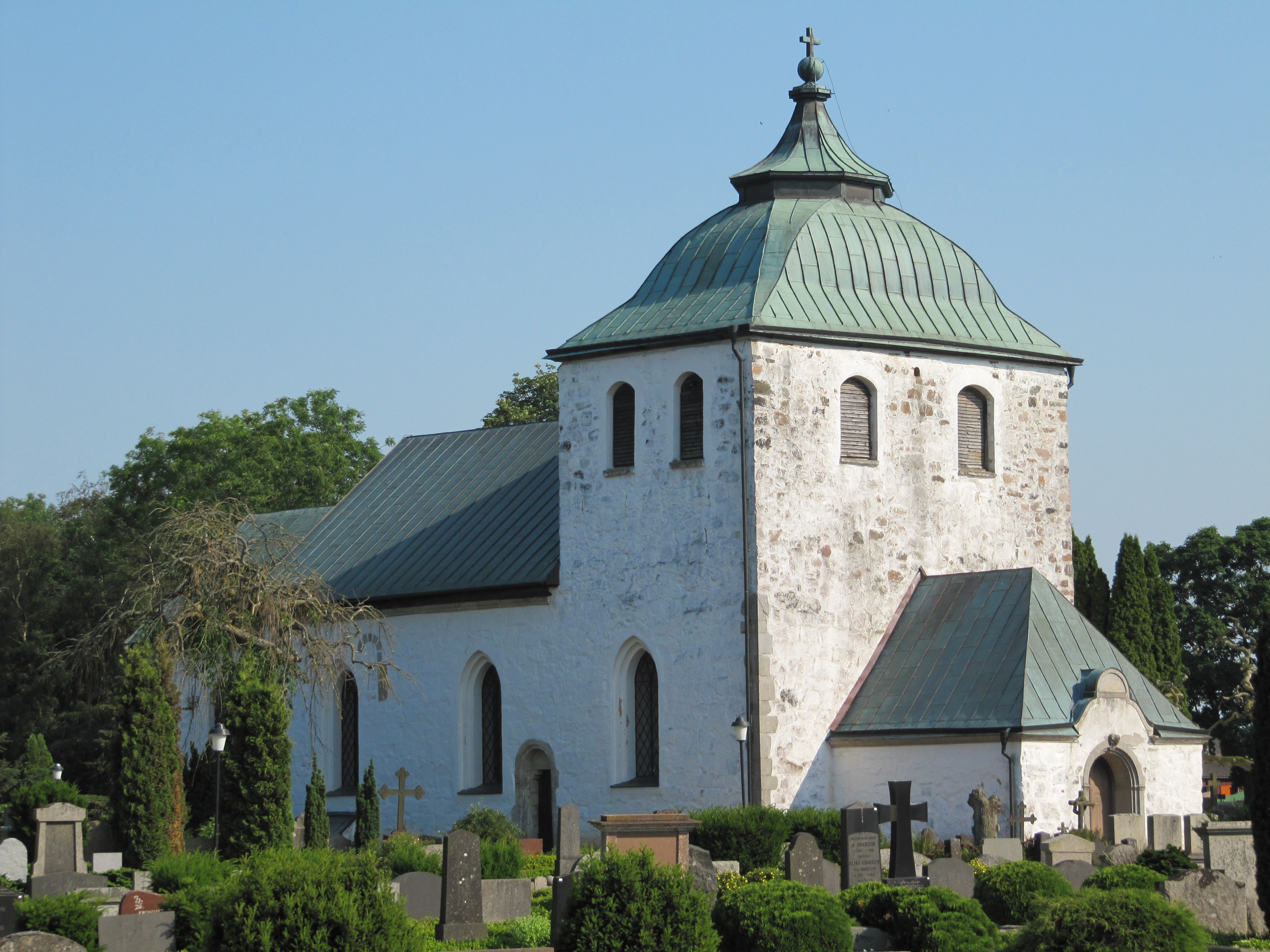 Gråmanstorps kyrka i Klippan, stenkyrka med torn.
