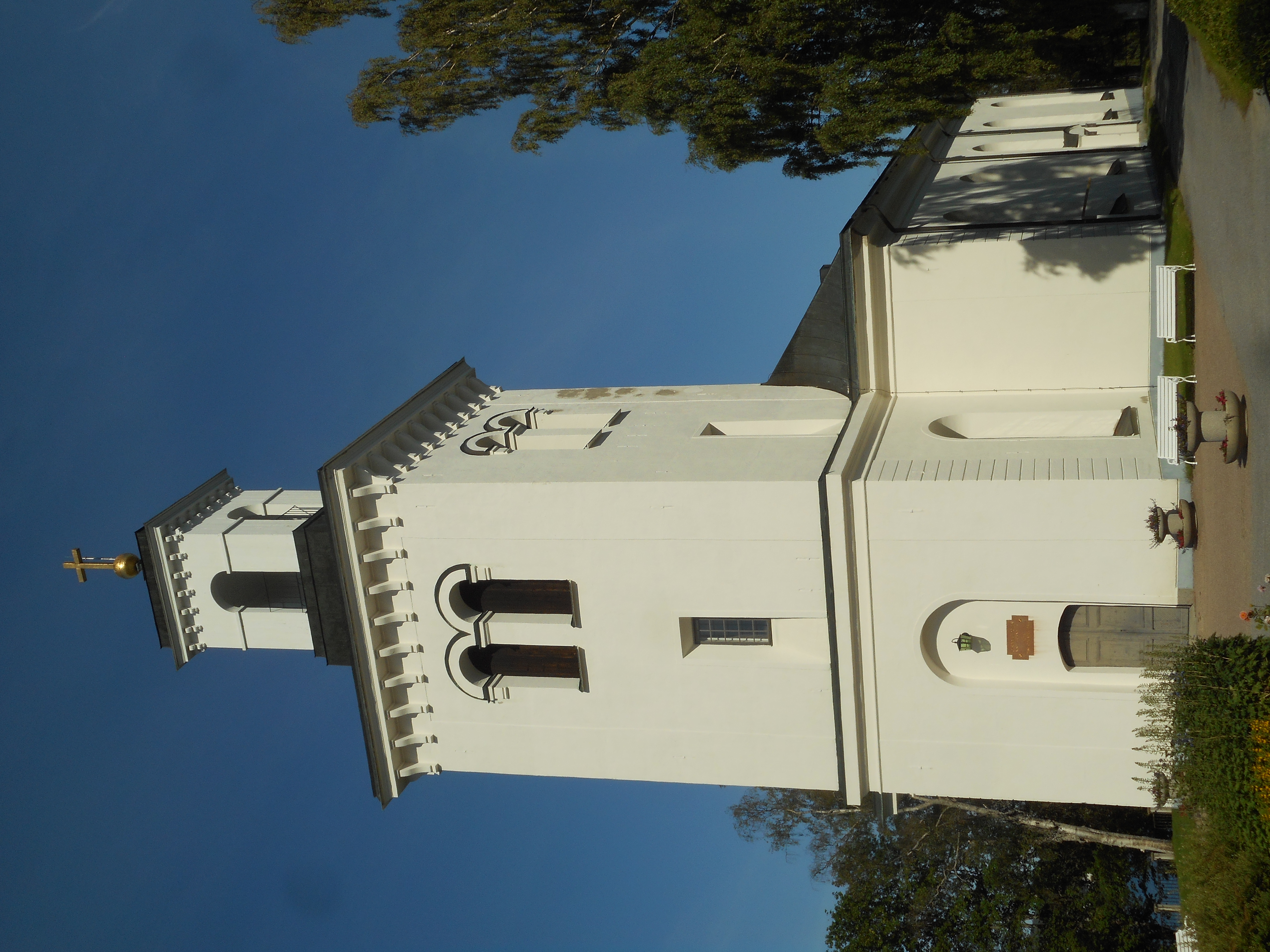 Gudmundrå kyrka i Kramfors, stenkyrka med torn.
