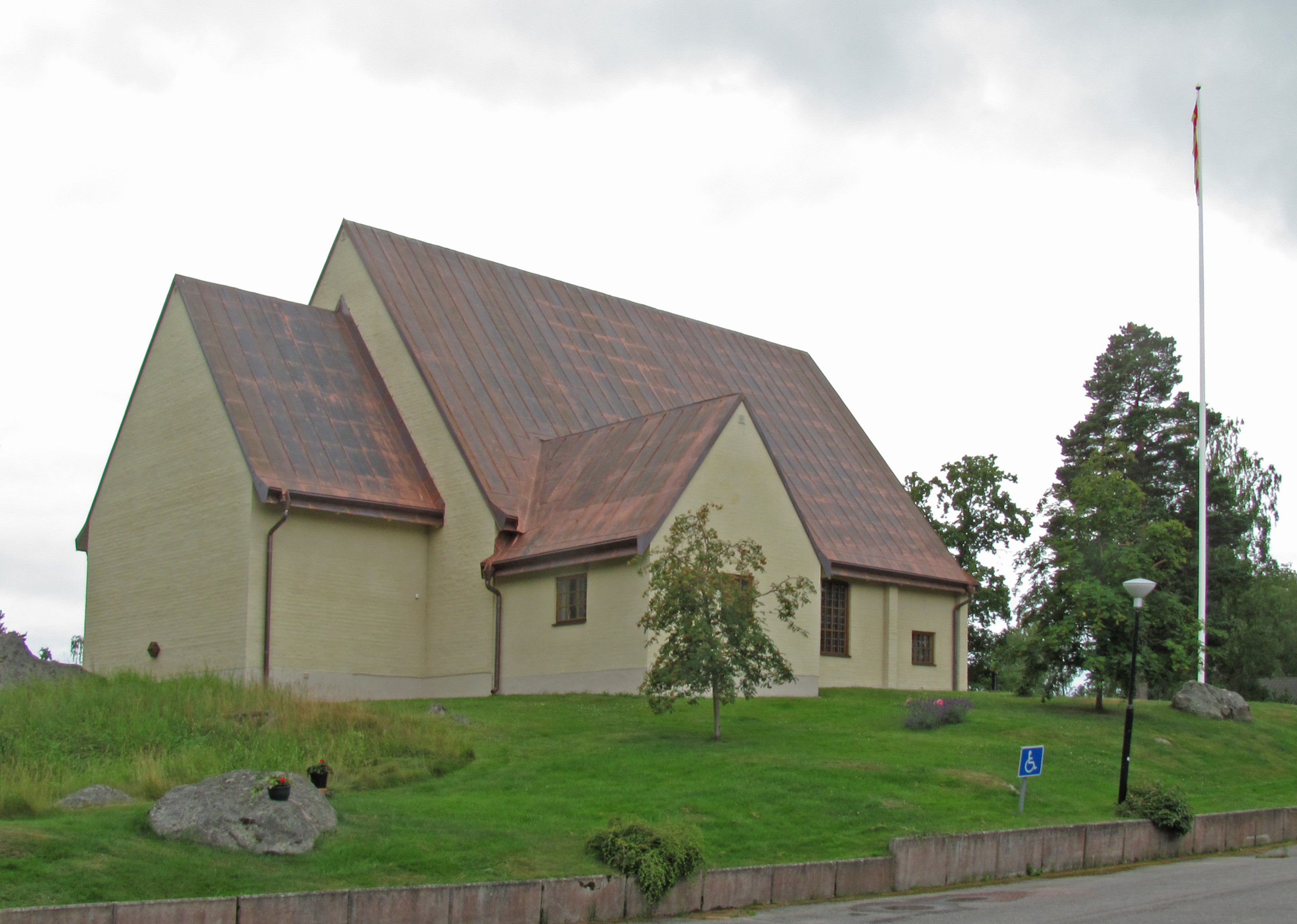 Sankt Lars kyrka i Hallstahammar, stenkyrka med torn från nordost.