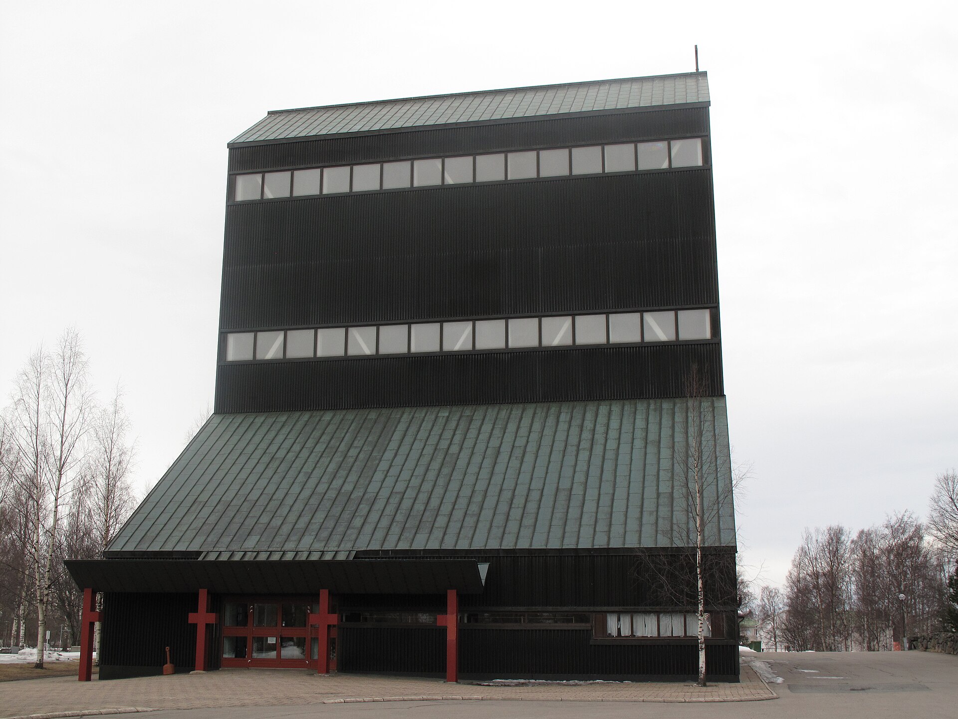 Haparanda kyrka, kyrka med torn mot himlen.