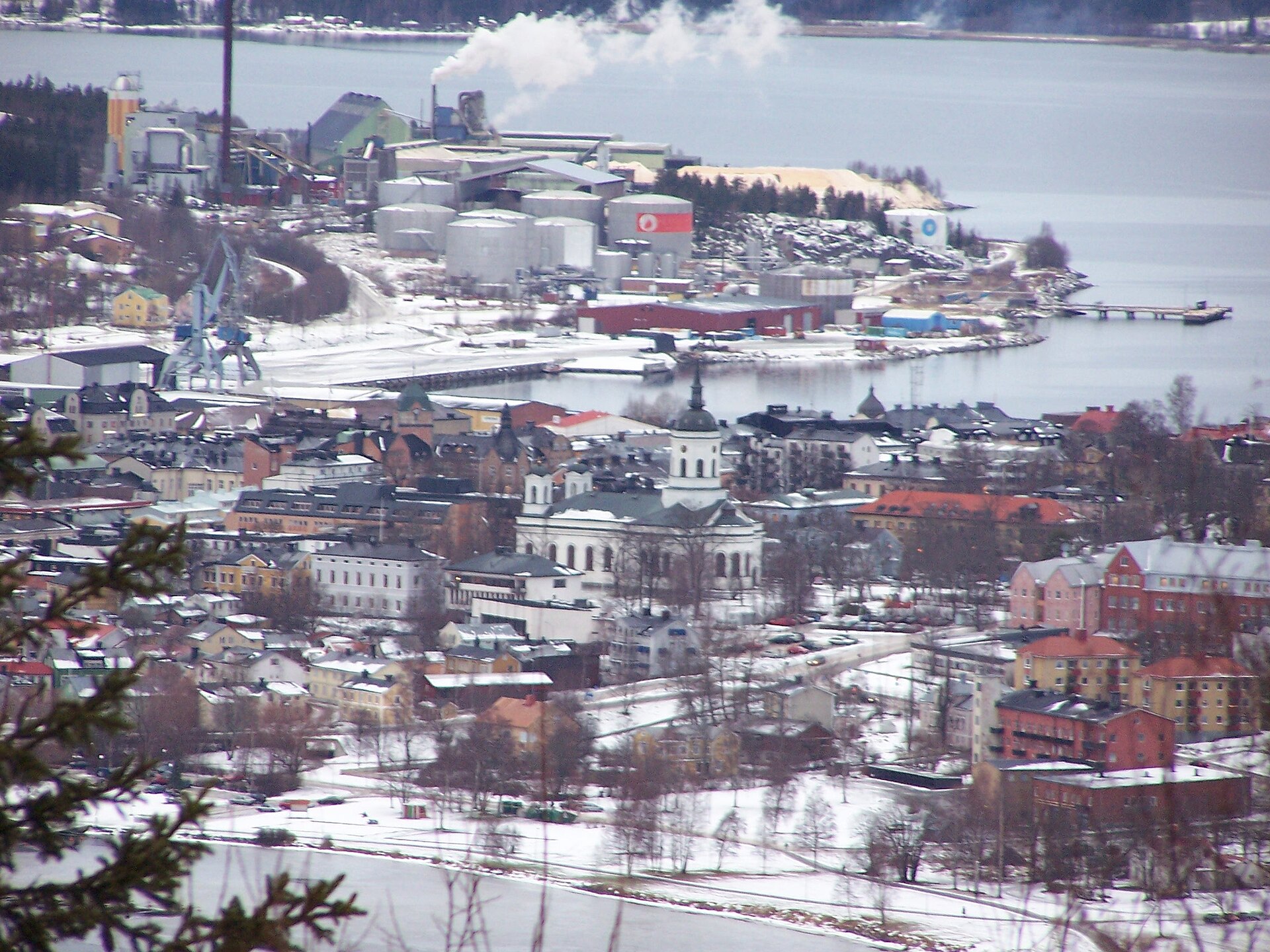 Härnösands domkyrka, kyrka med torn mot himlen.