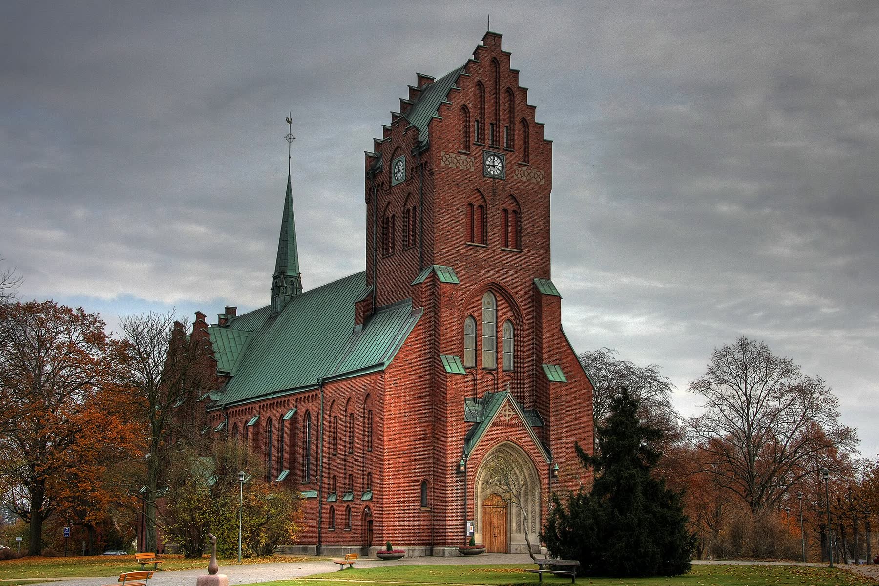 Hässleholms kyrka, tegelkyrka med torn.