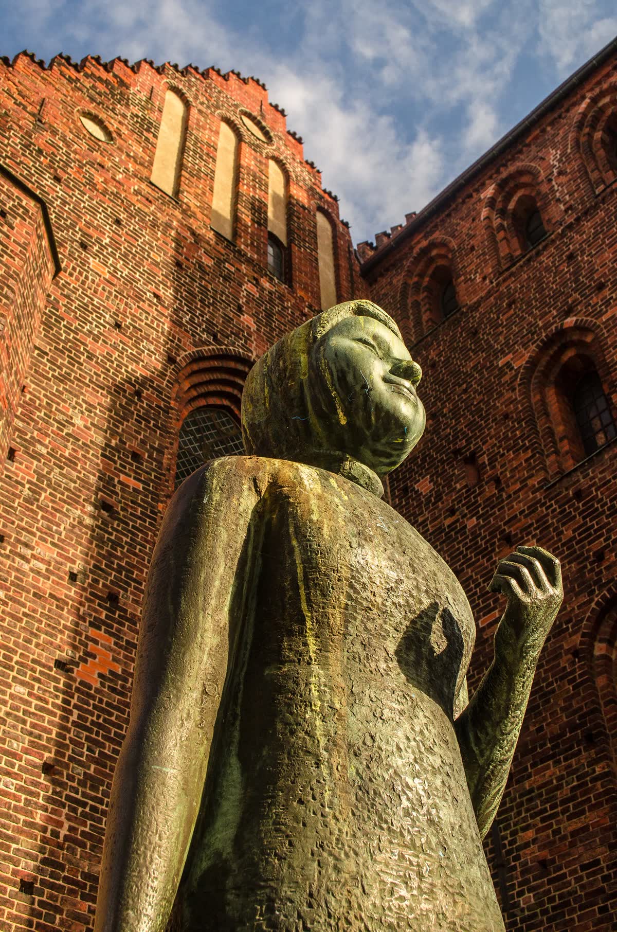 Sankta Maria kyrka i Helsingborg, tegel och torn mot himlen.