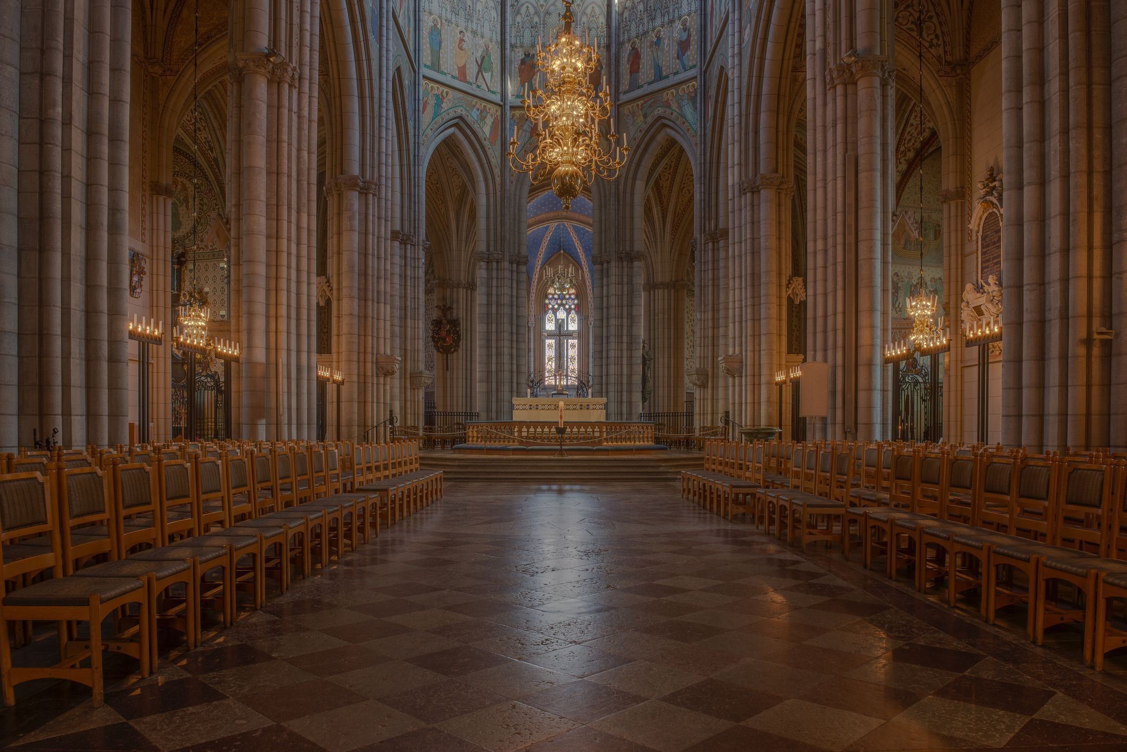 Ljusinsläpp genom kyrkfönster i mittskeppet av Uppsala domkyrka.