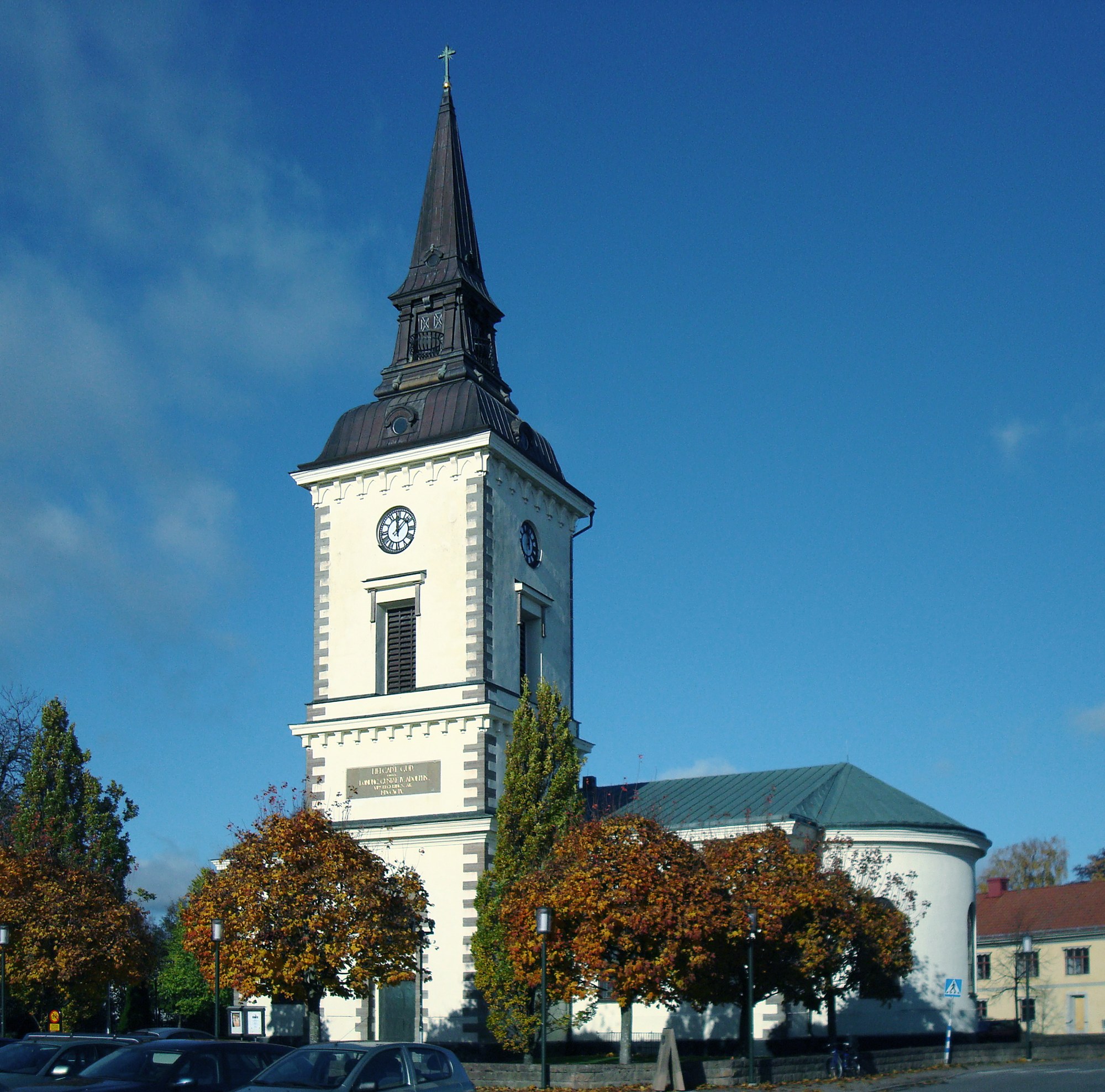 Hjo kyrka, stenkyrka med torn mot himlen.