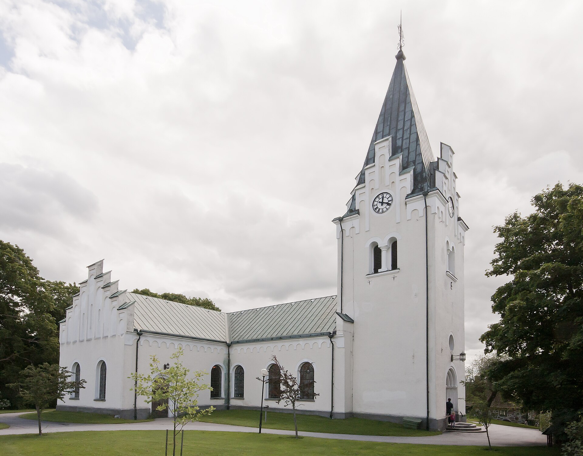Höörs kyrka, stenkyrka med torn.