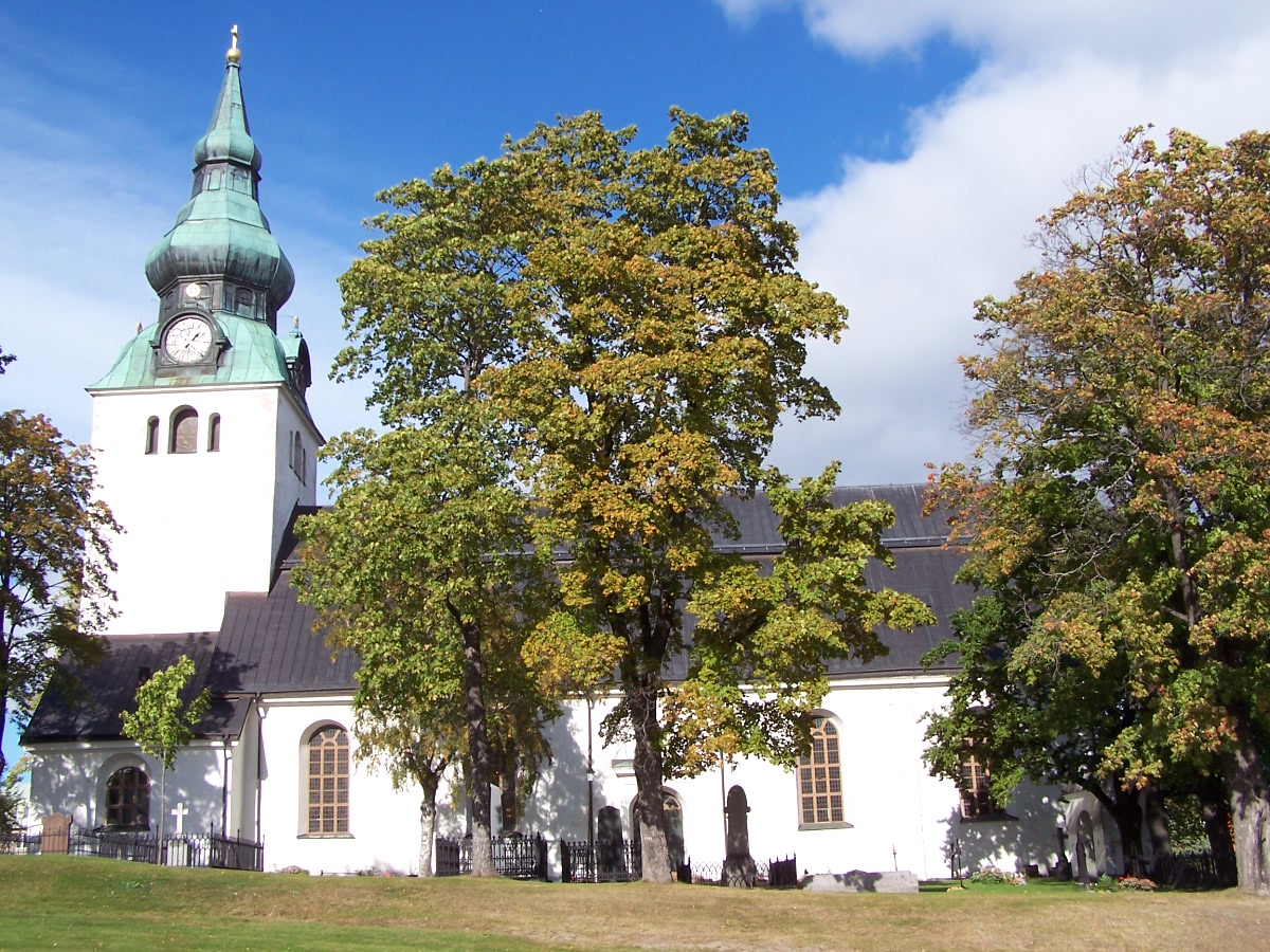 Hudiksvalls kyrka, stenkyrka med torn sedd från söder.