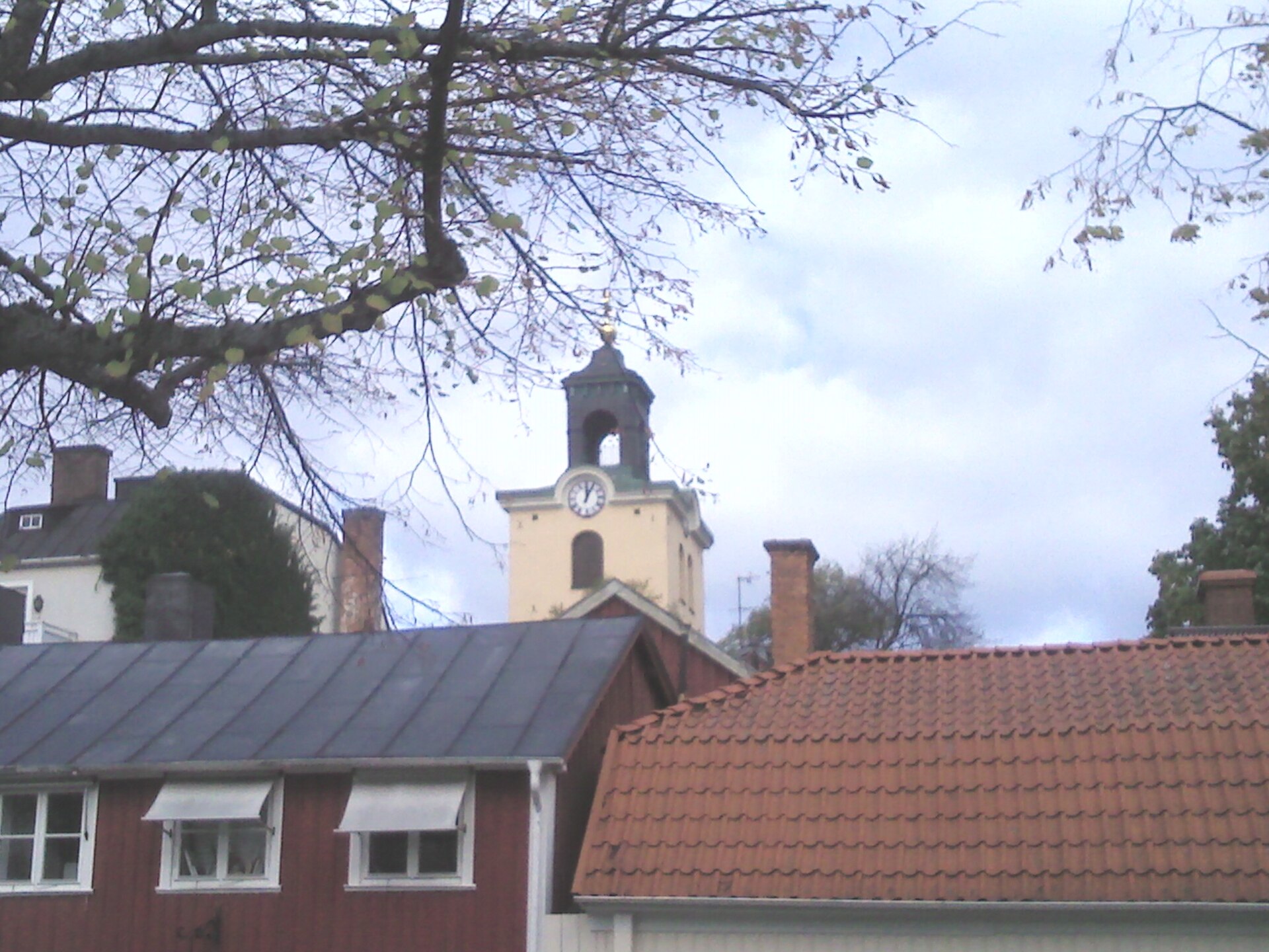Kristine kyrka i Jönköping, tegelkyrka med torn en höstdag.
