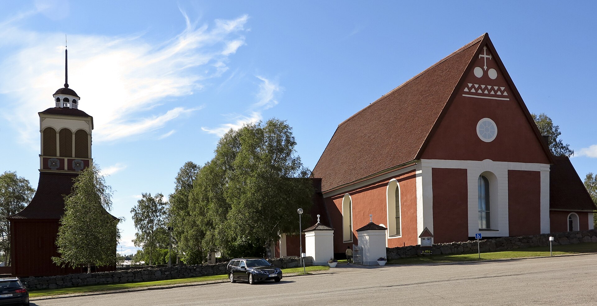 Kalix kyrka, medeltida stenkyrka med torn mot himlen.