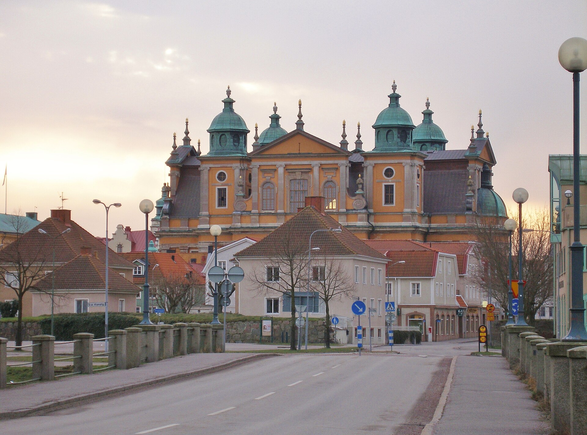 Kalmar domkyrka, barockkyrka i sten mot himlen.