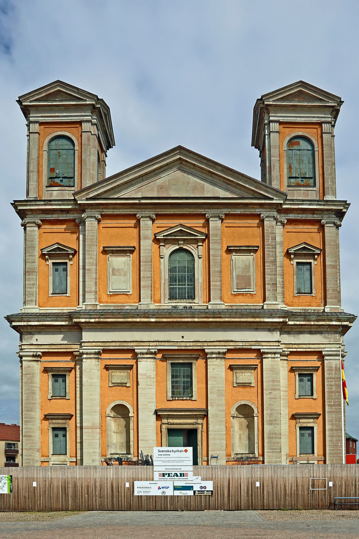 Fredrikskyrkan i Karlskrona, barockkyrka mot himlen.