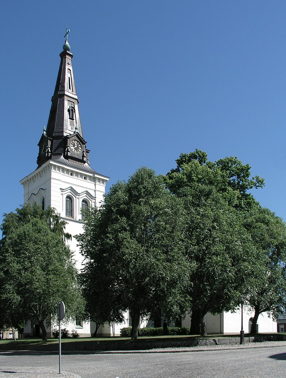 Karlstads domkyrka, sandstensfasad och torn mot himlen.