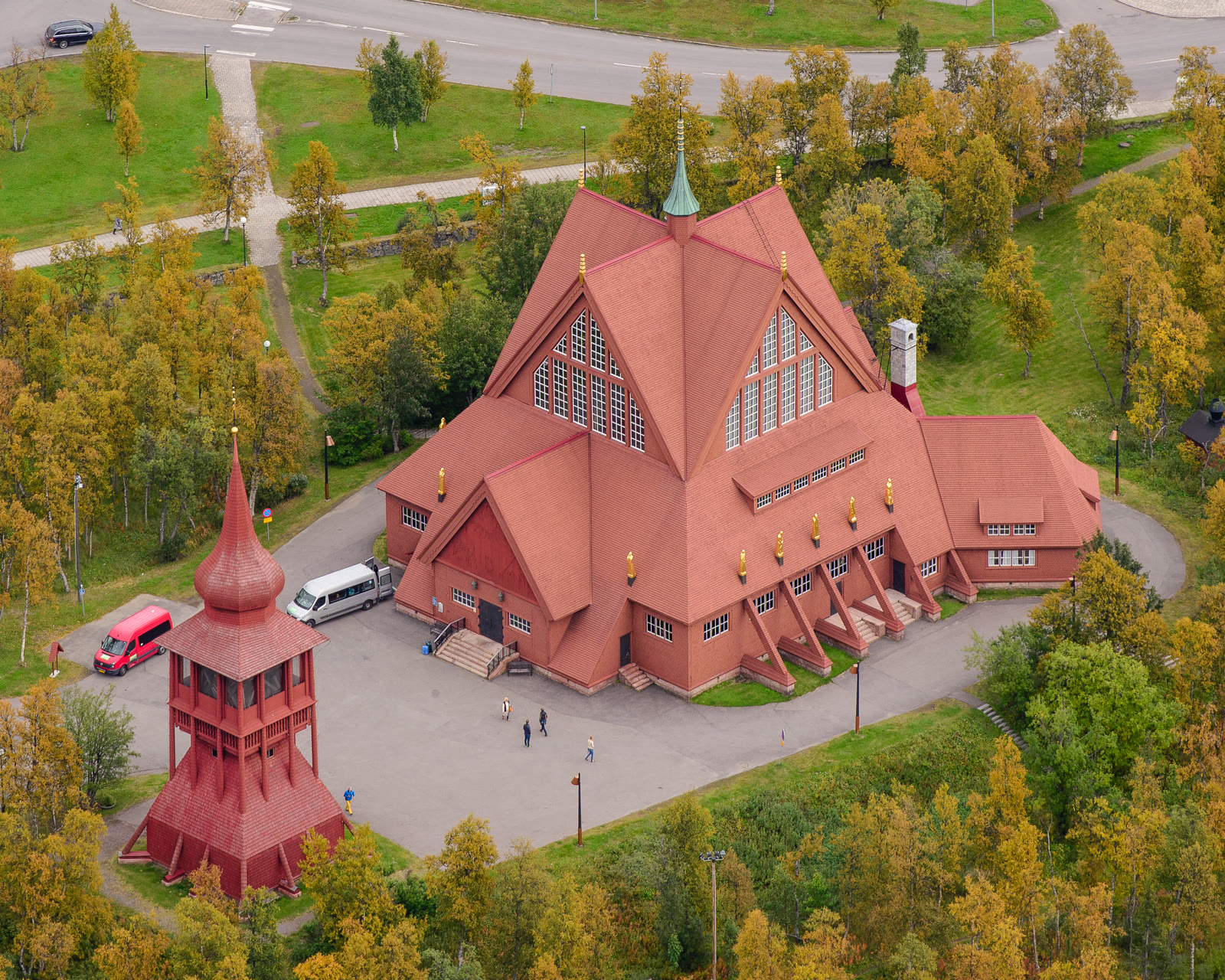 Kiruna kyrka, träkyrka med torn i septemberljus.