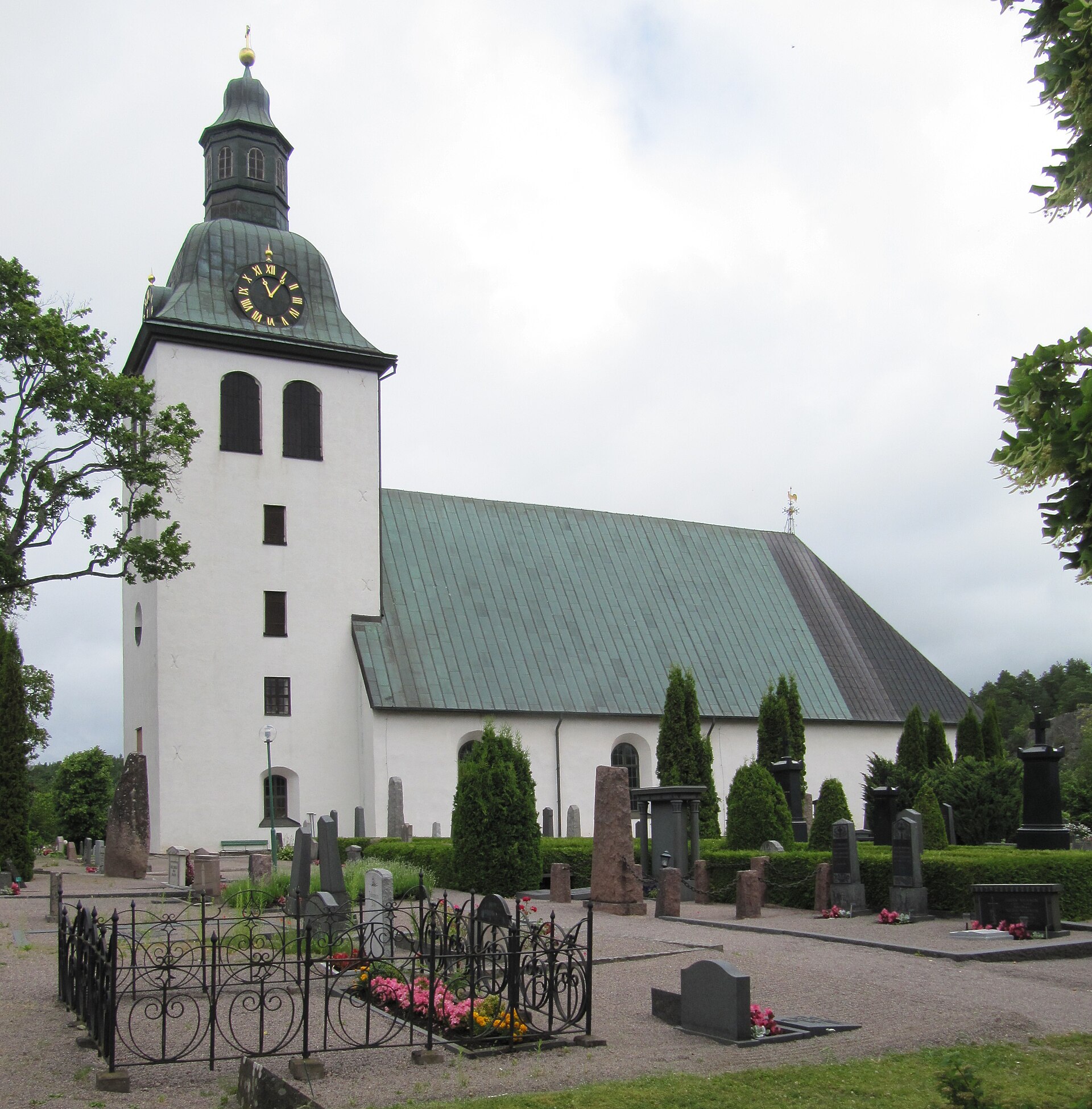 Kisa kyrka i Kinda, stenkyrka med torn från söder.
