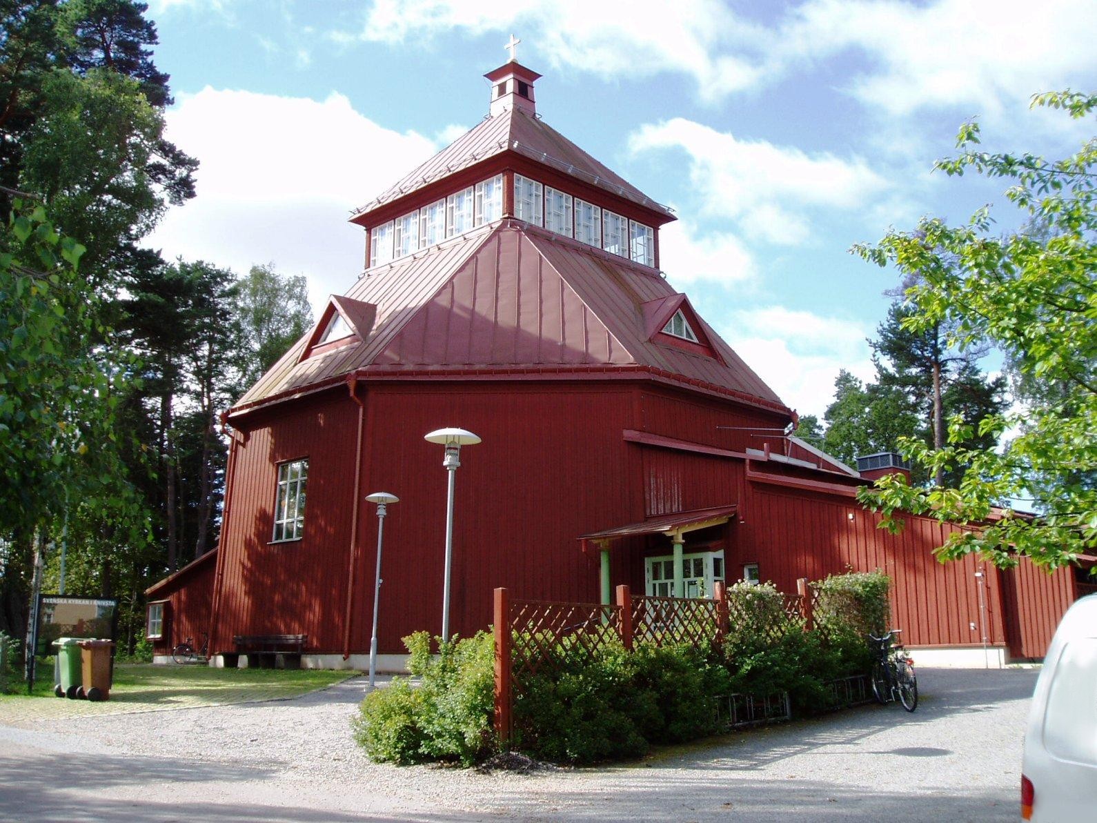 Knivsta kyrka, medeltida kyrka med torn.