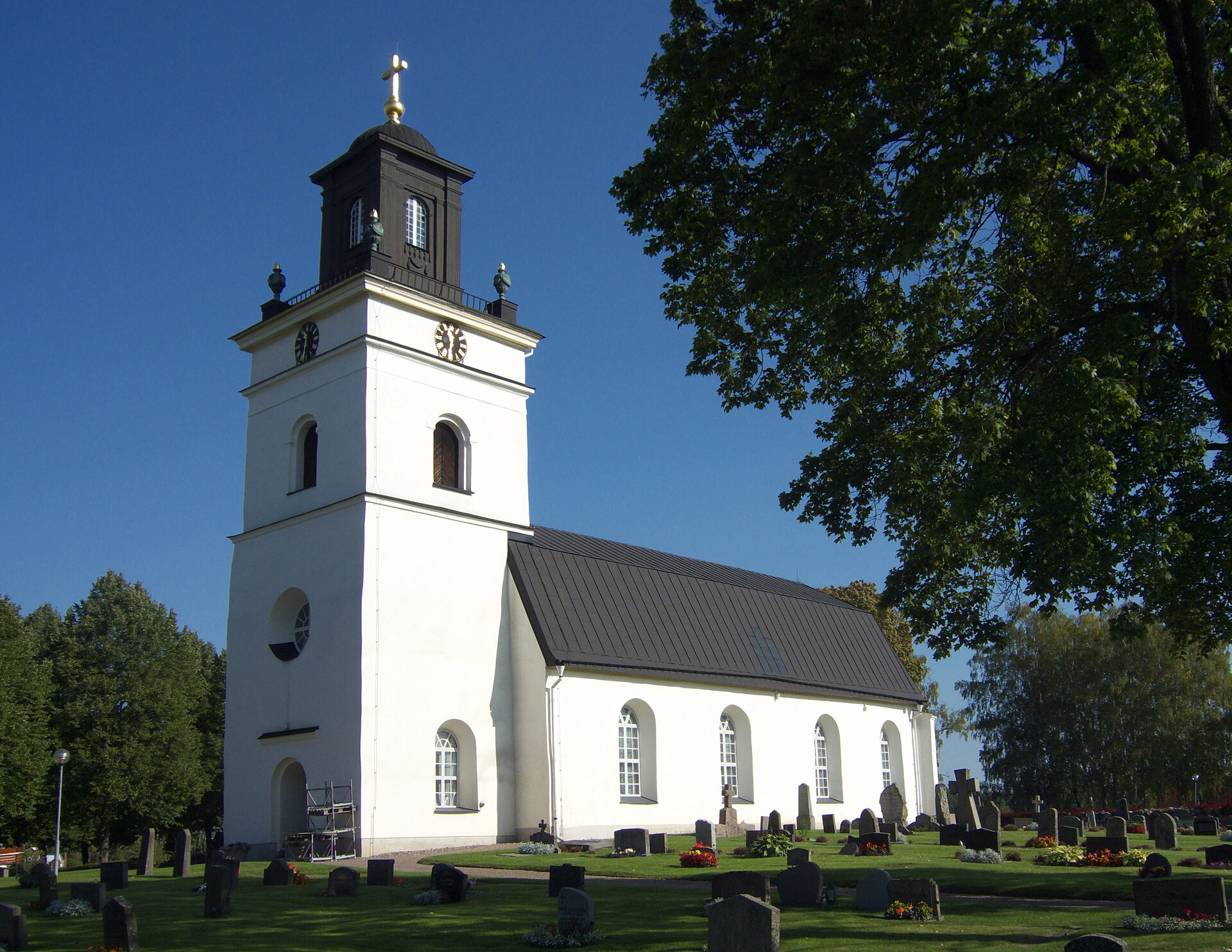 Kolbäcks kyrka, tegelkyrka med torn nära Strömsholm.