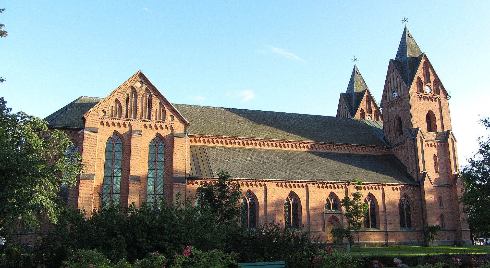 Kristinehamns kyrka, kyrka med torn mot himlen.