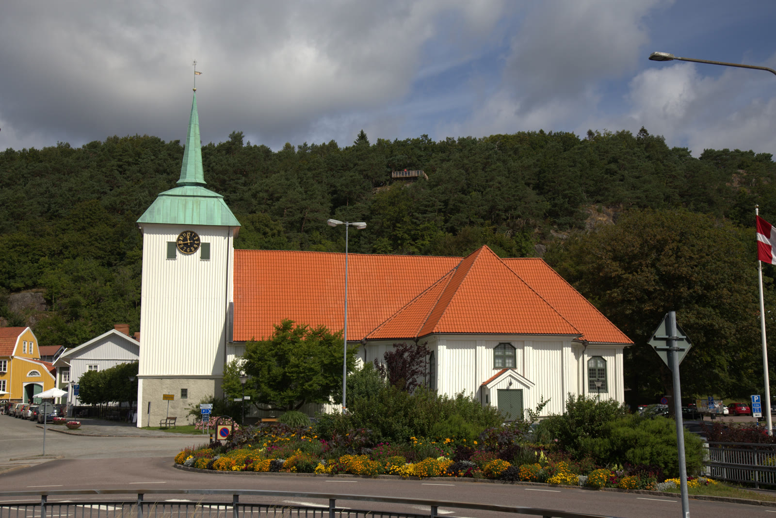 Kungälvs kyrka, kyrka med torn mot himlen.
