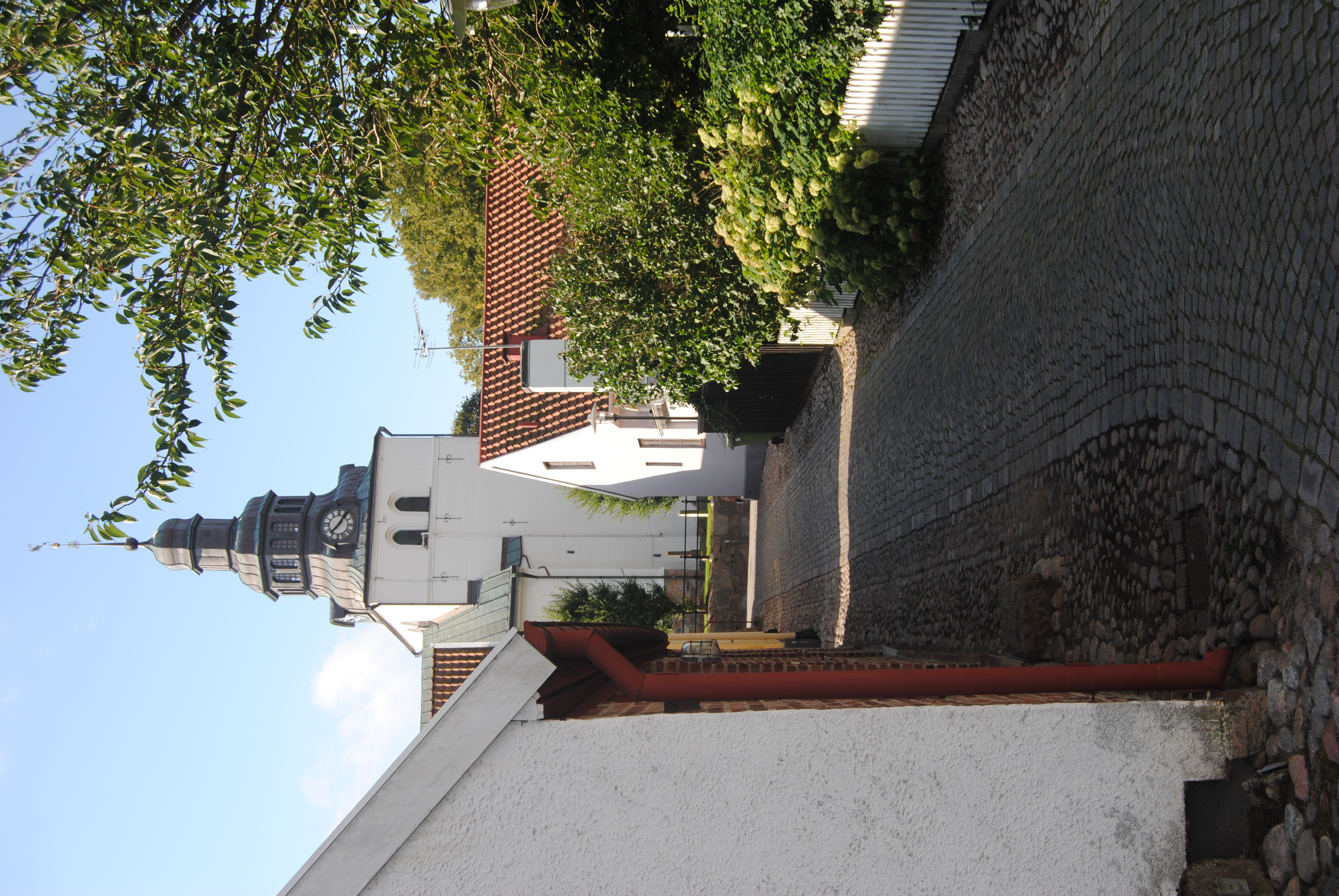 Sankt Clemens kyrka i Laholm, stenkyrka med torn.