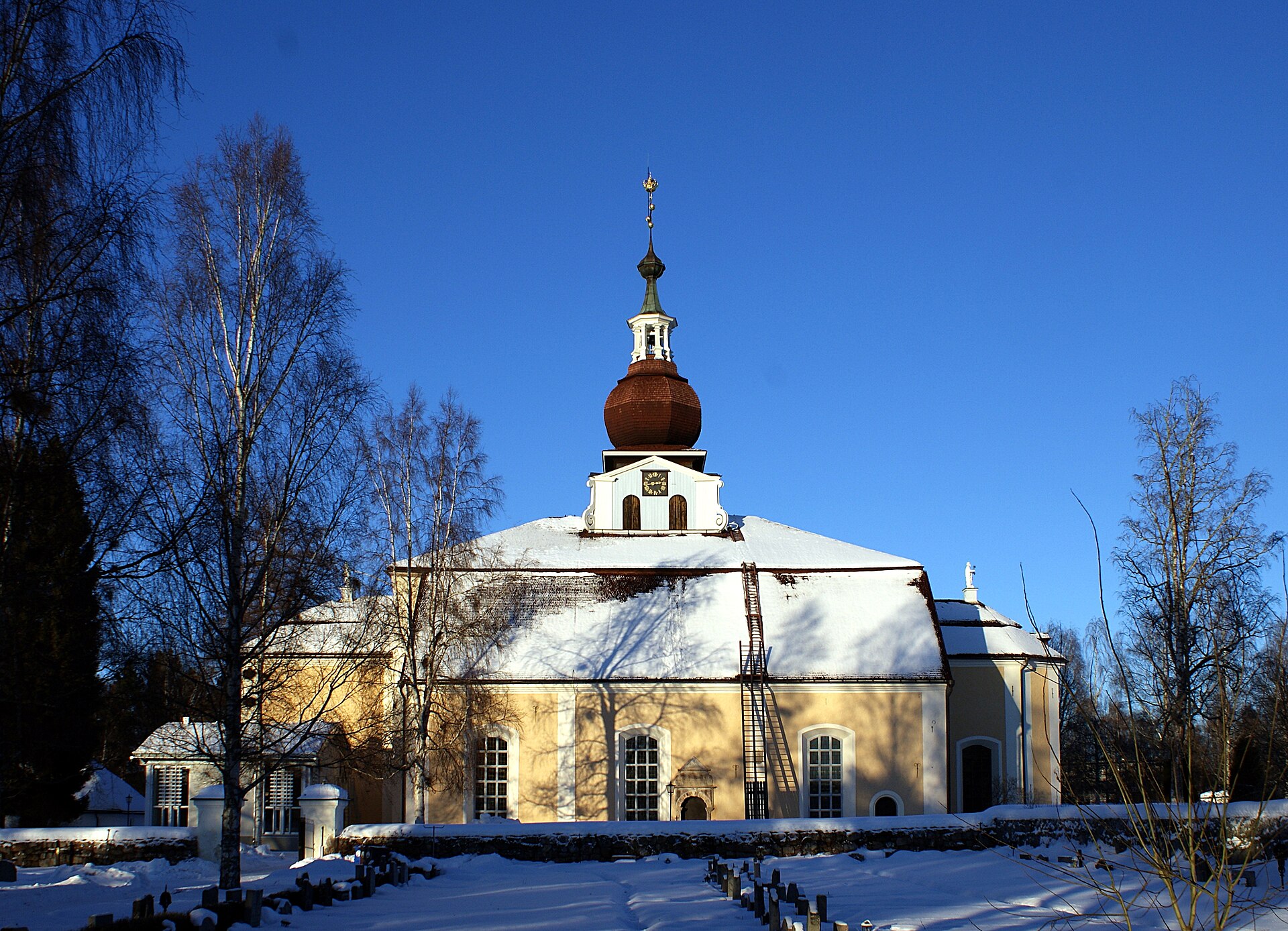 Leksands kyrka, vit kyrka med torn vid Siljan.